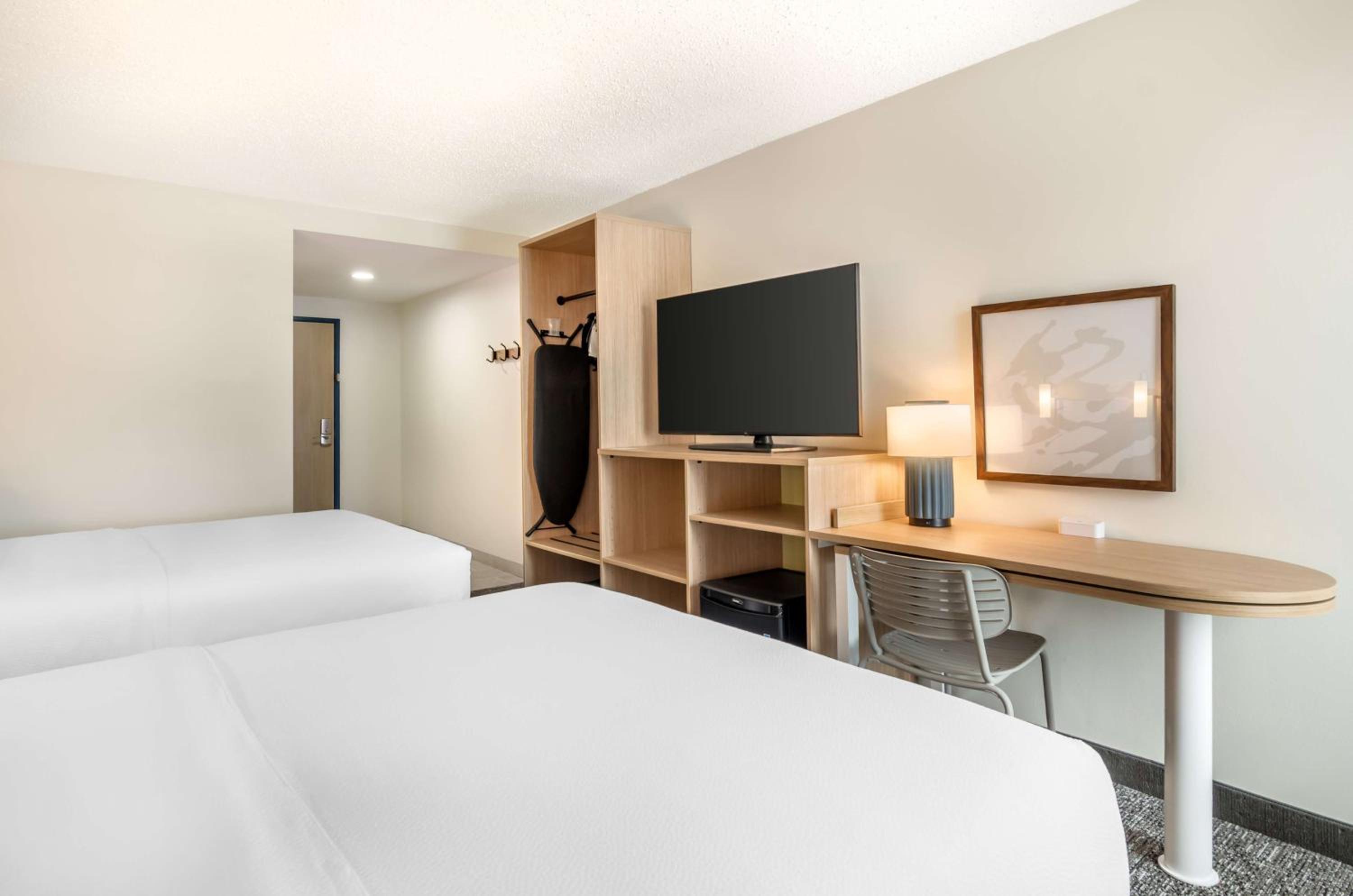 Queen Room with Two Queen Beds - Photo 7
