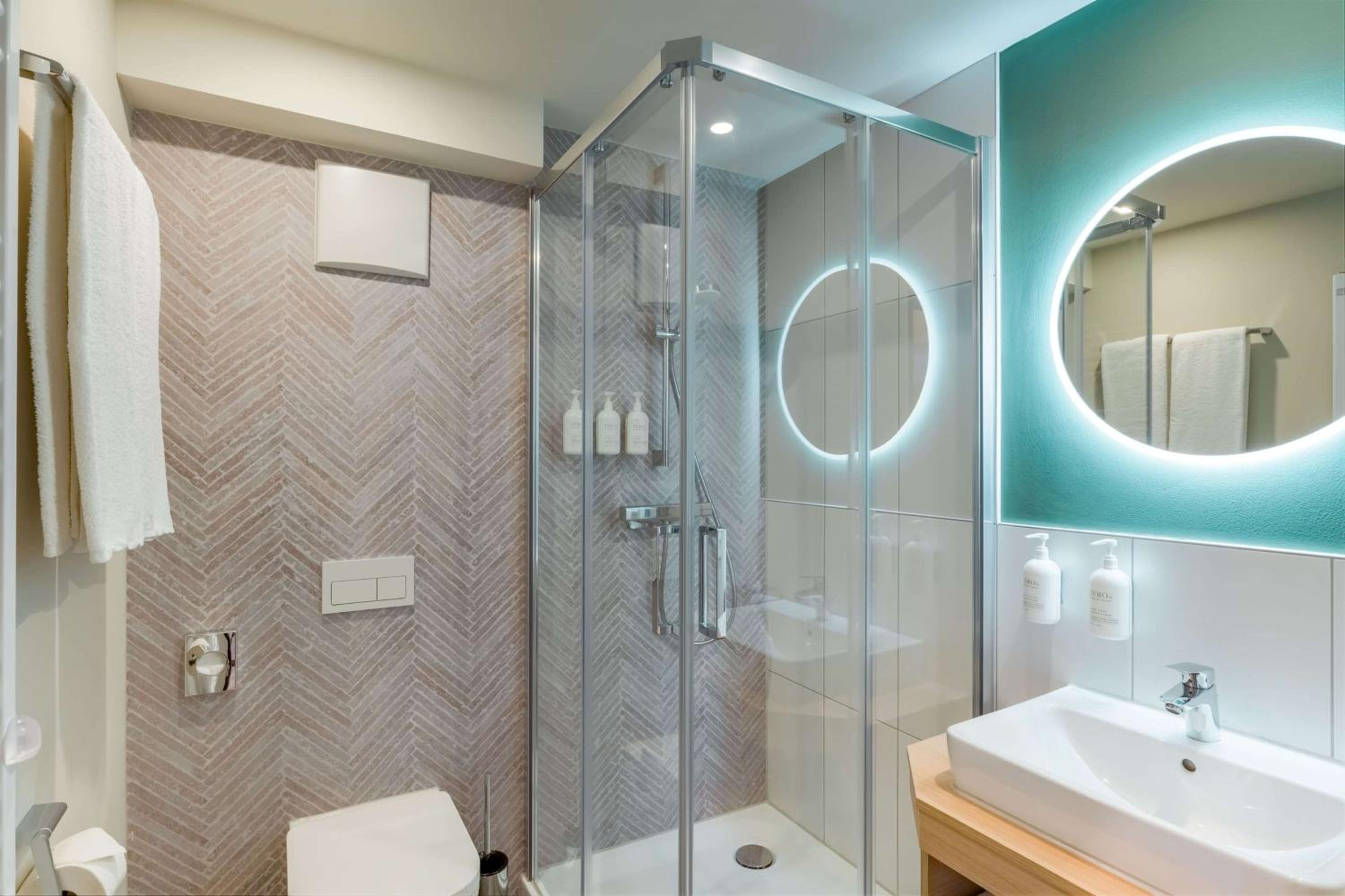 Twin Room - Photo 11