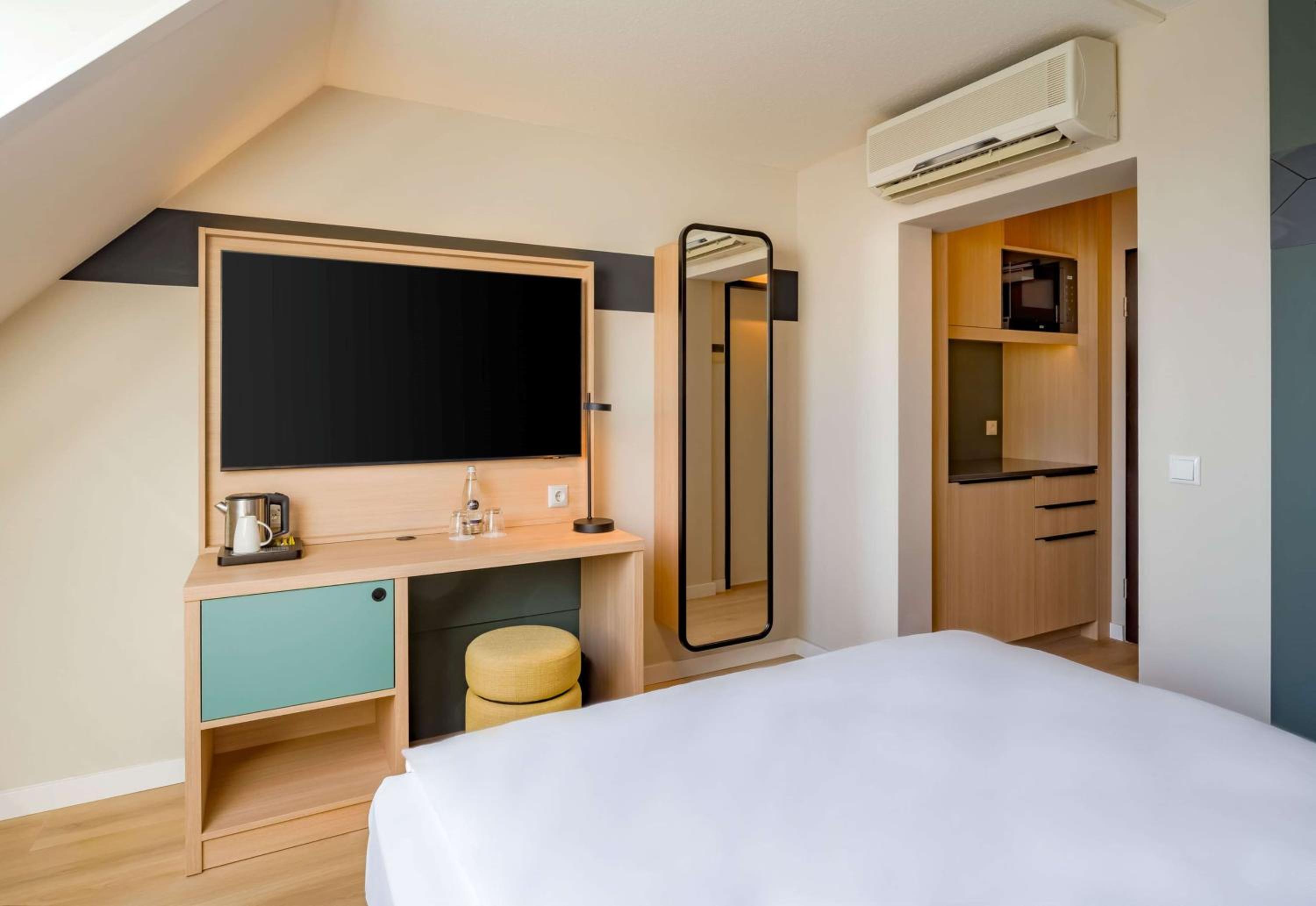 Queen Room with Kitchenette - Photo 10