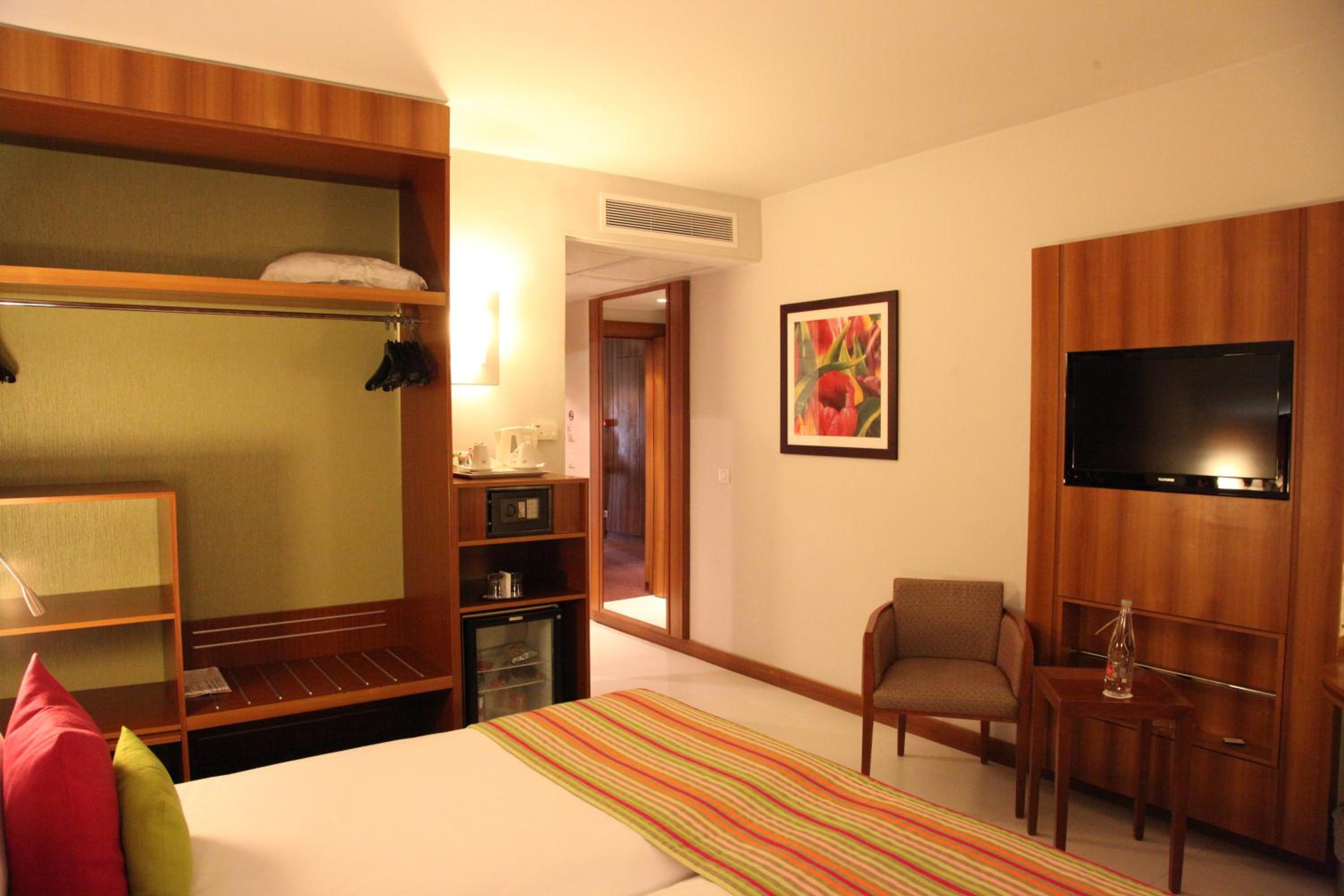 Superior Twin Room thumbnail 6
