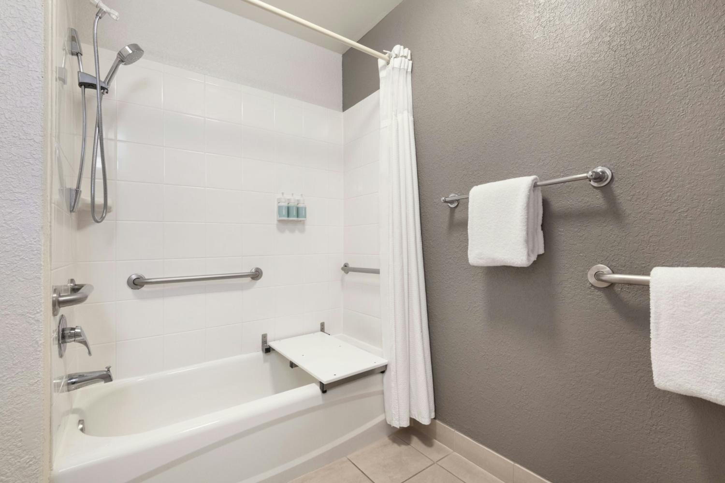 Newly renovated, Guest room, 1 King (Mobility Accessible w/Tub)