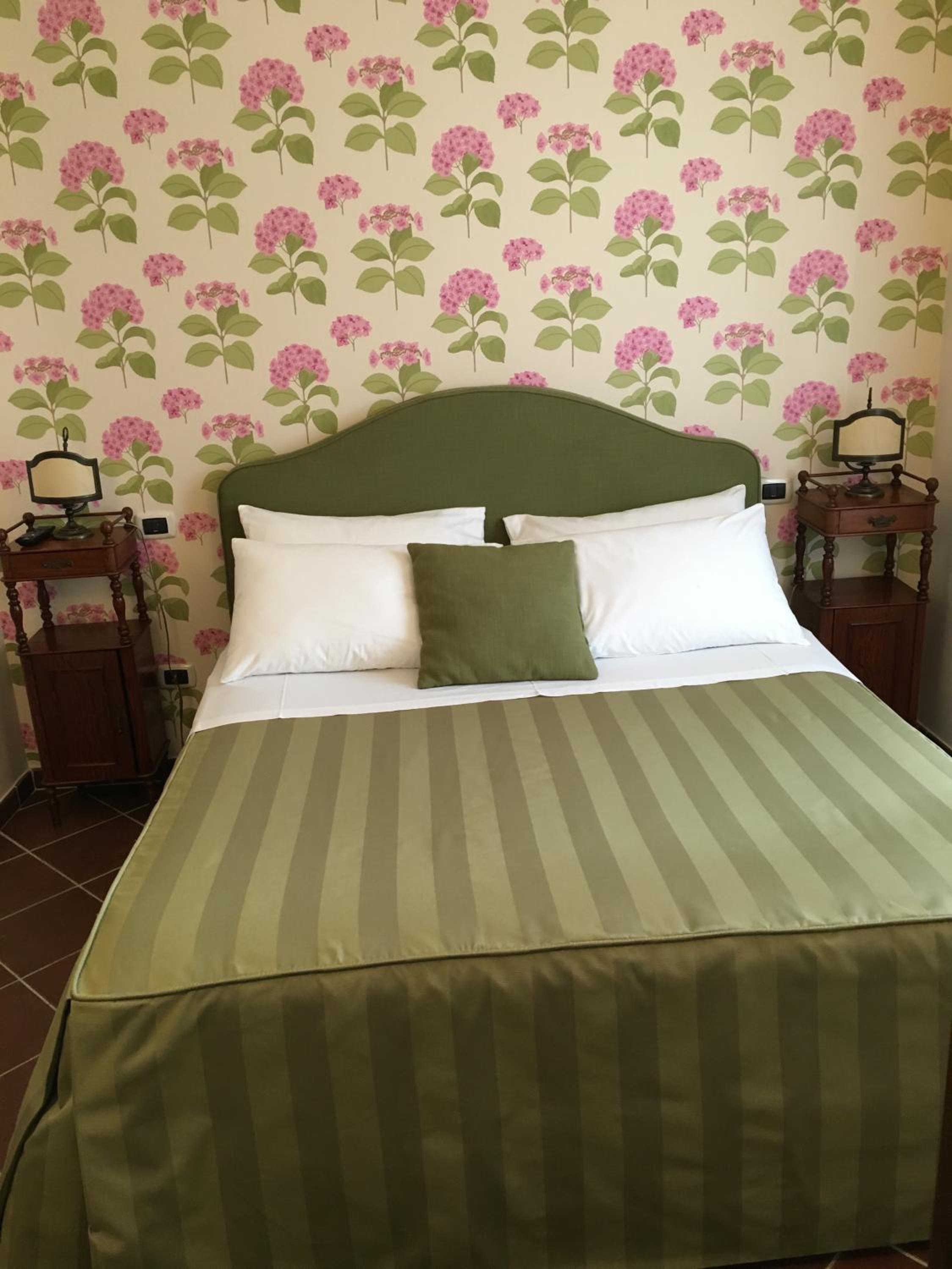 Deluxe Double Room - Photo 9