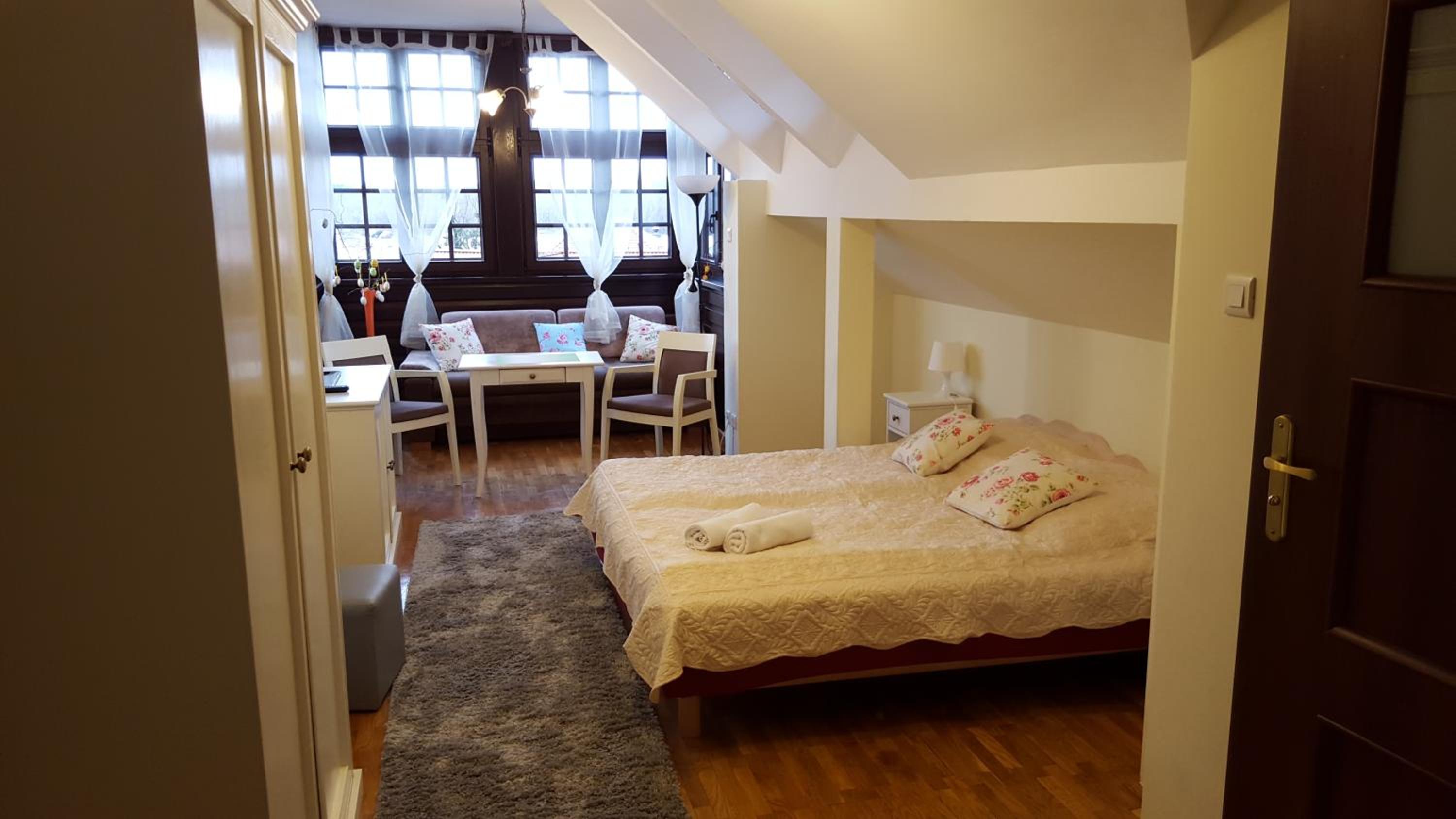 Deluxe One-Bedroom Apartment photo 1