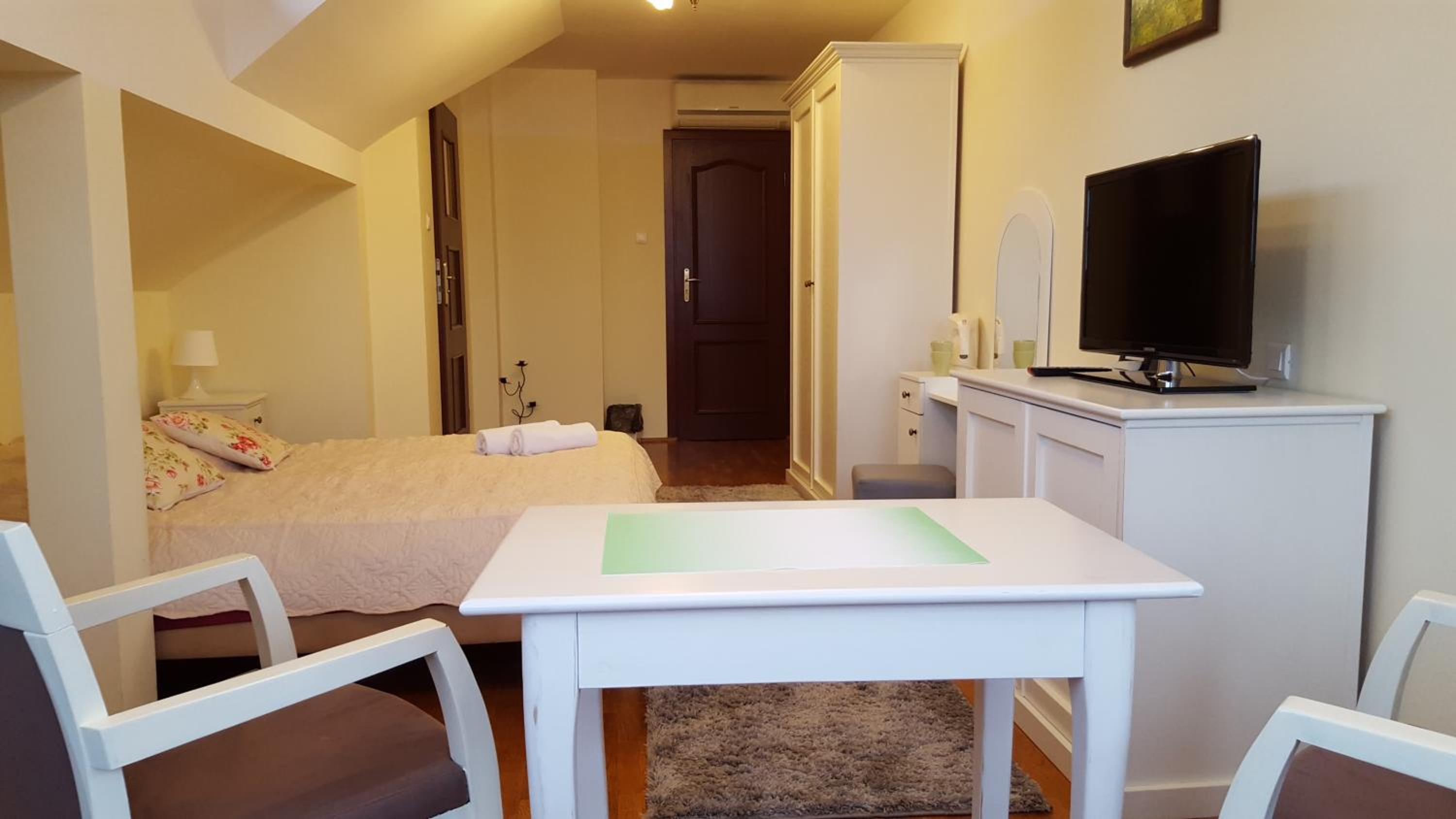 Deluxe One-Bedroom Apartment photo 2