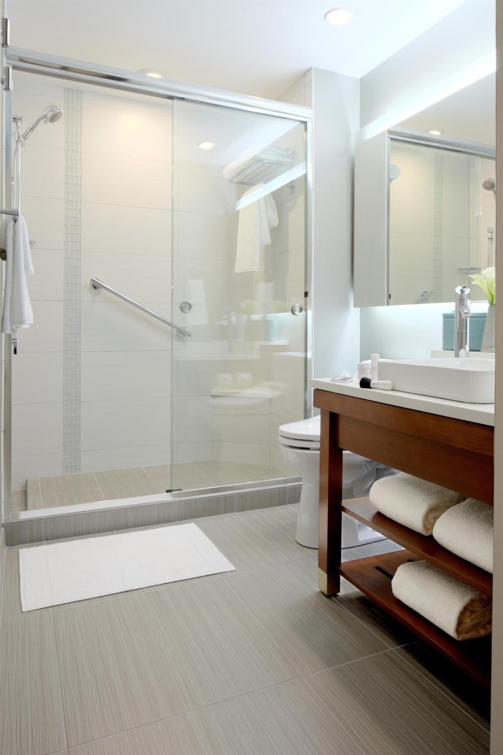King Room with Sofa Bed and Roll-In Shower - Disability Access