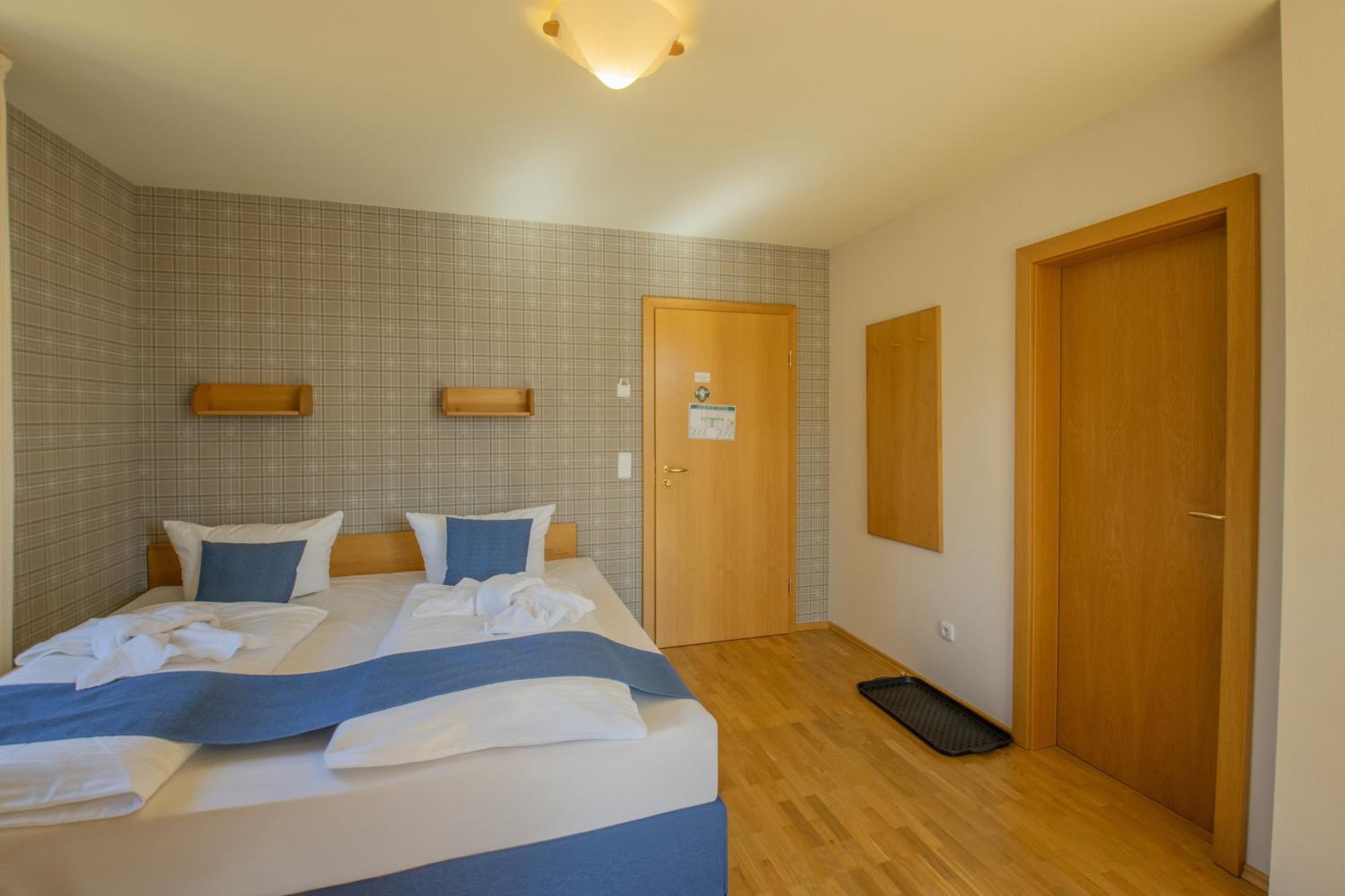Deluxe Double Room (2 Adults + 1 Child) photo 2