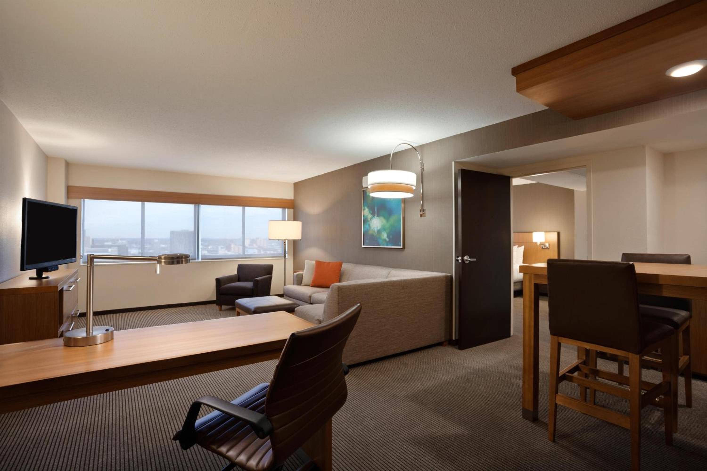 King Suite with Roll-In Shower - Disability Access - Photo 4
