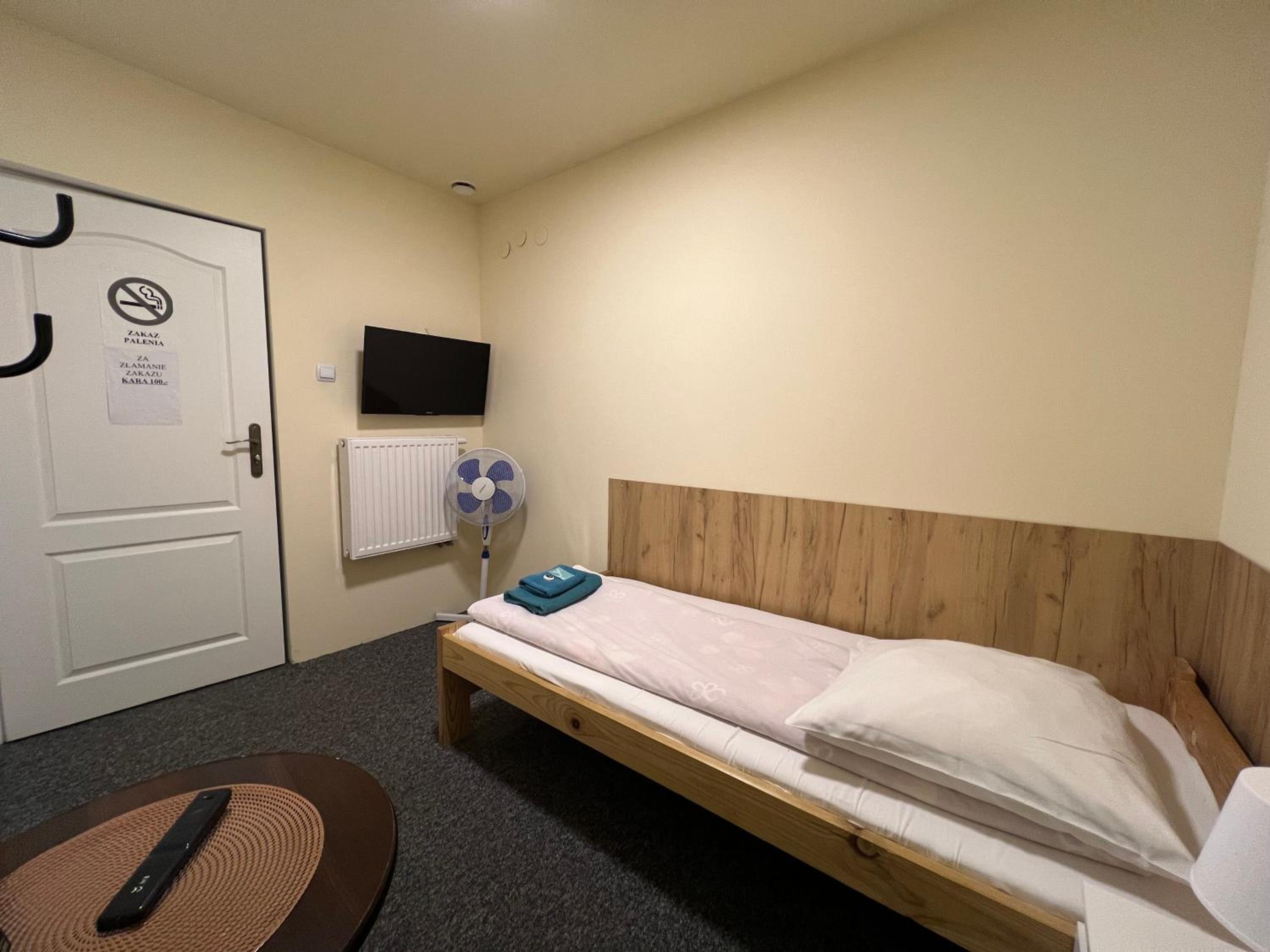 Single Room with Shared Shower and Toilet photo 1