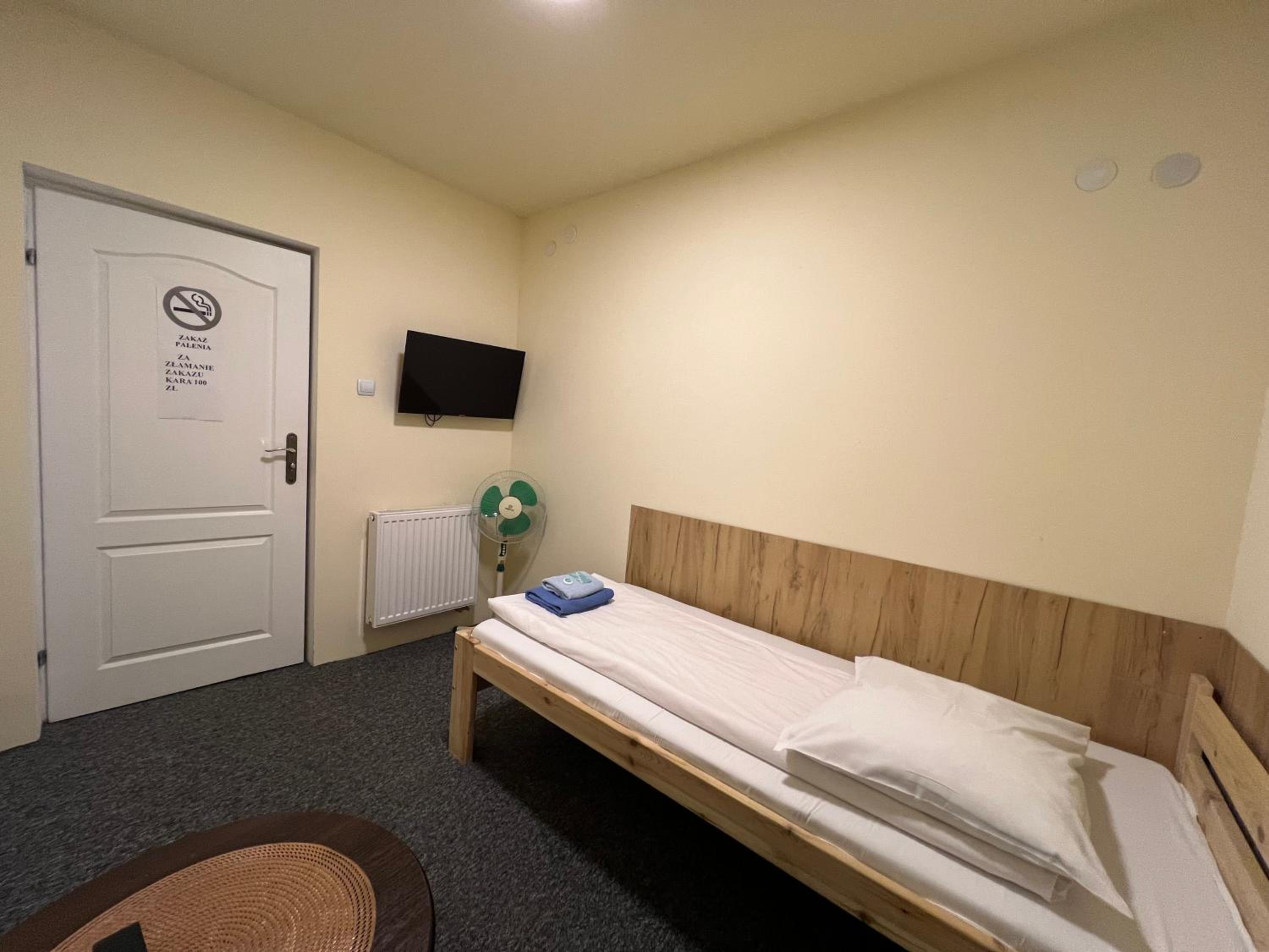 Single Room with Shared Shower and Toilet photo 1