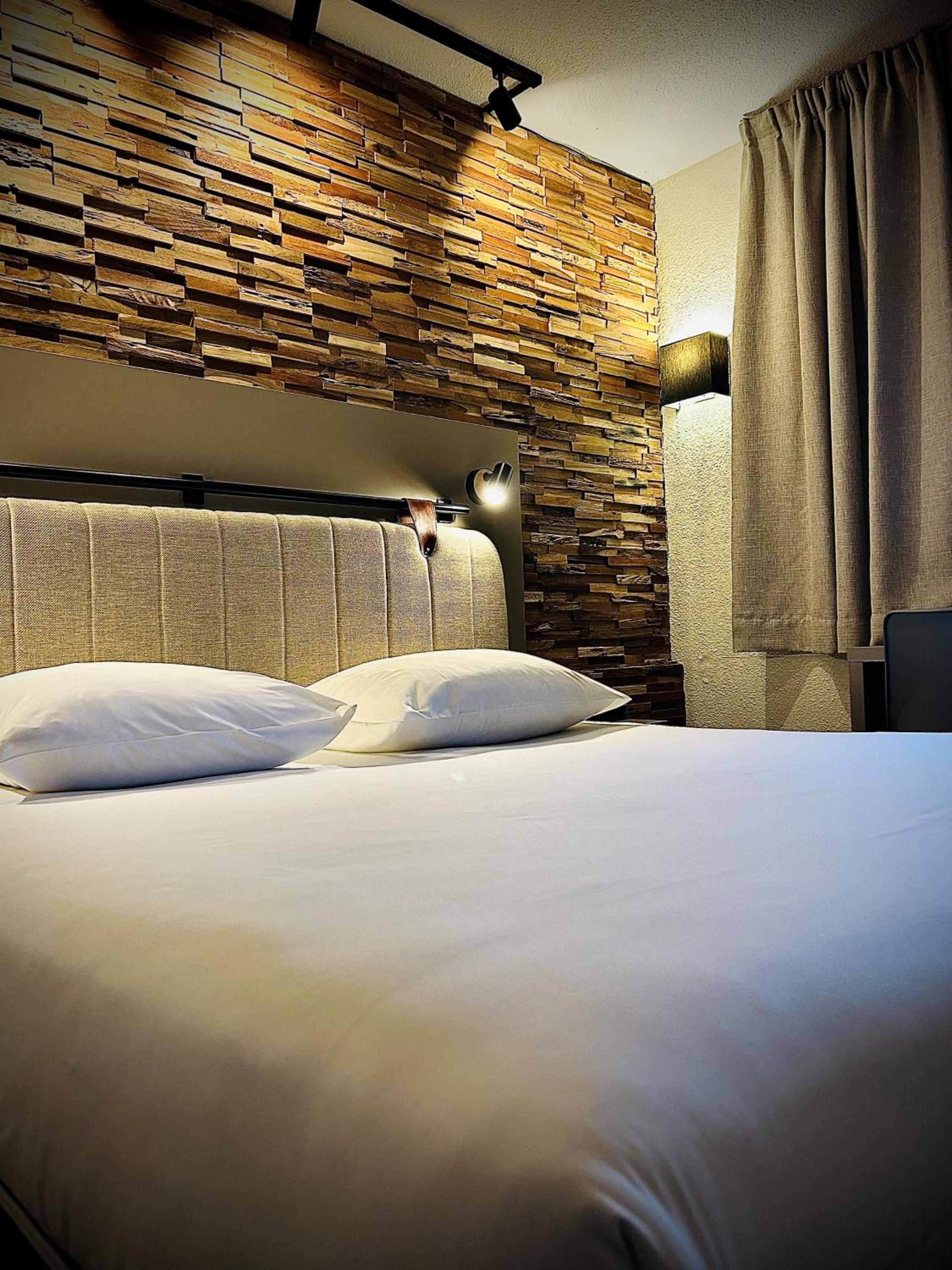 Standard Double Room with Queen Bed - Photo 3