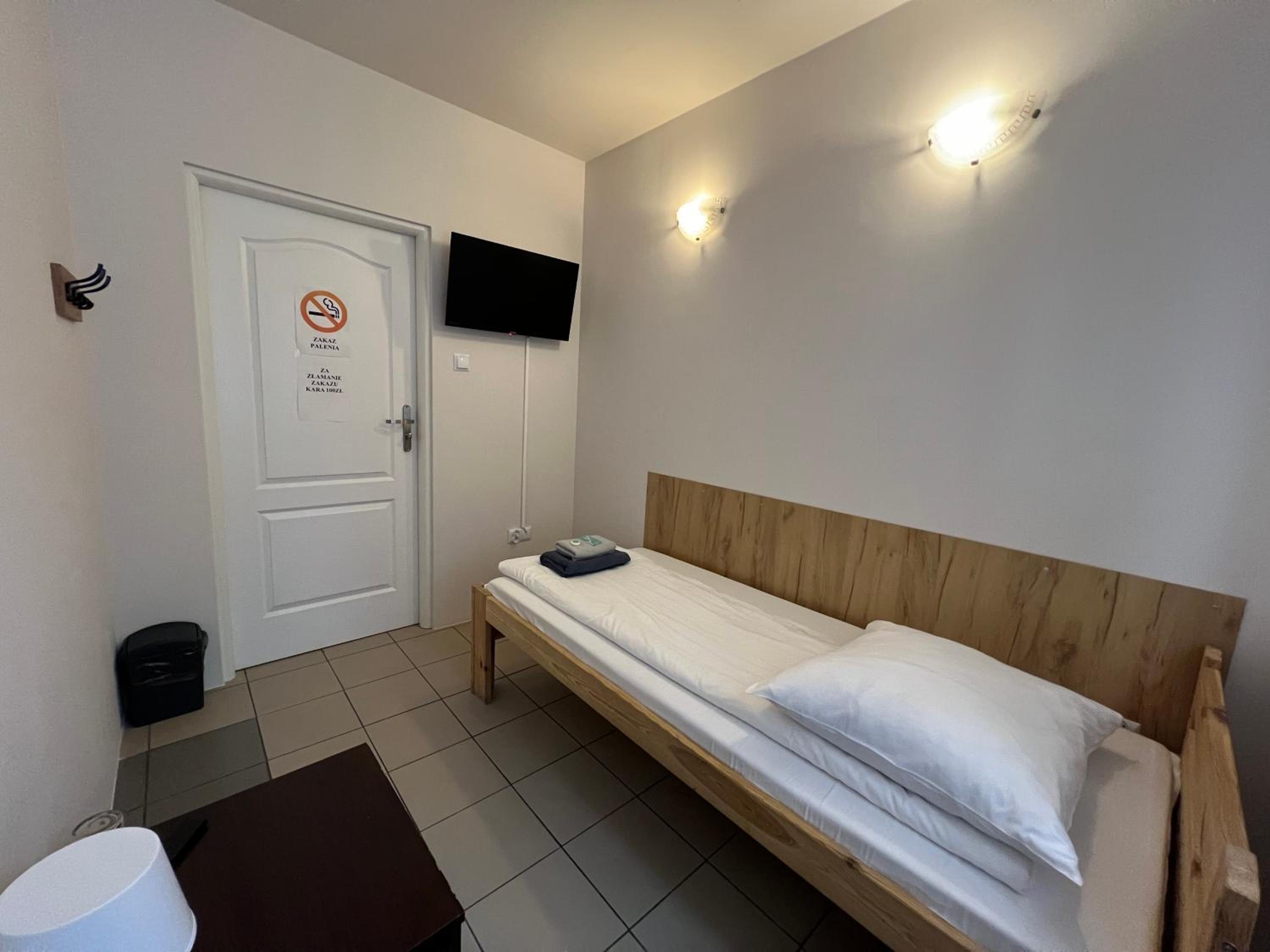 Single Room with Shared Shower and Toilet photo 1