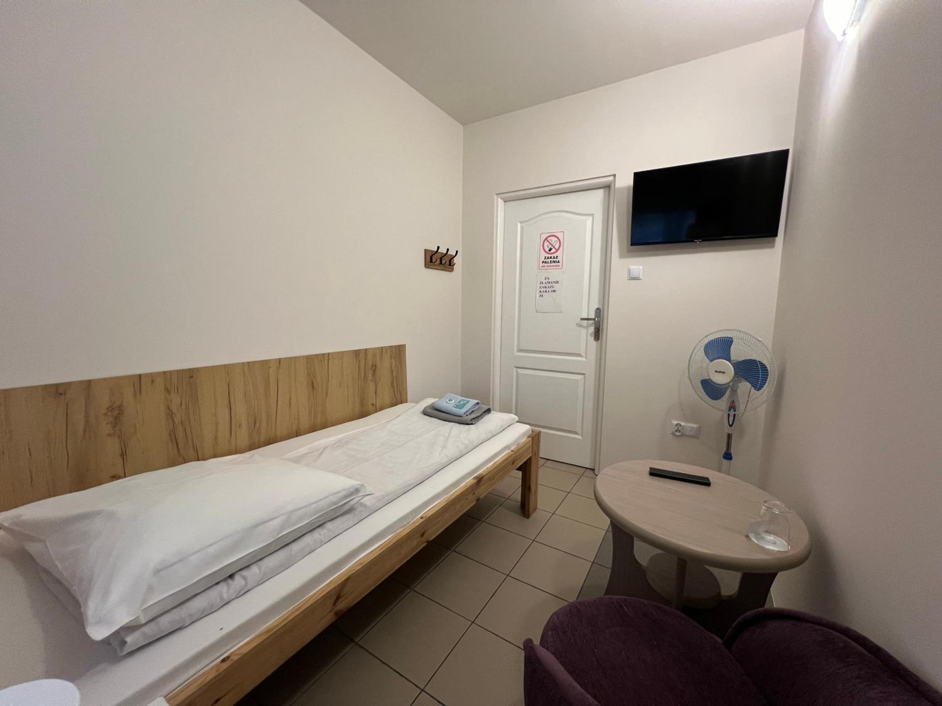 Single Room with Shared Shower and Toilet photo 2