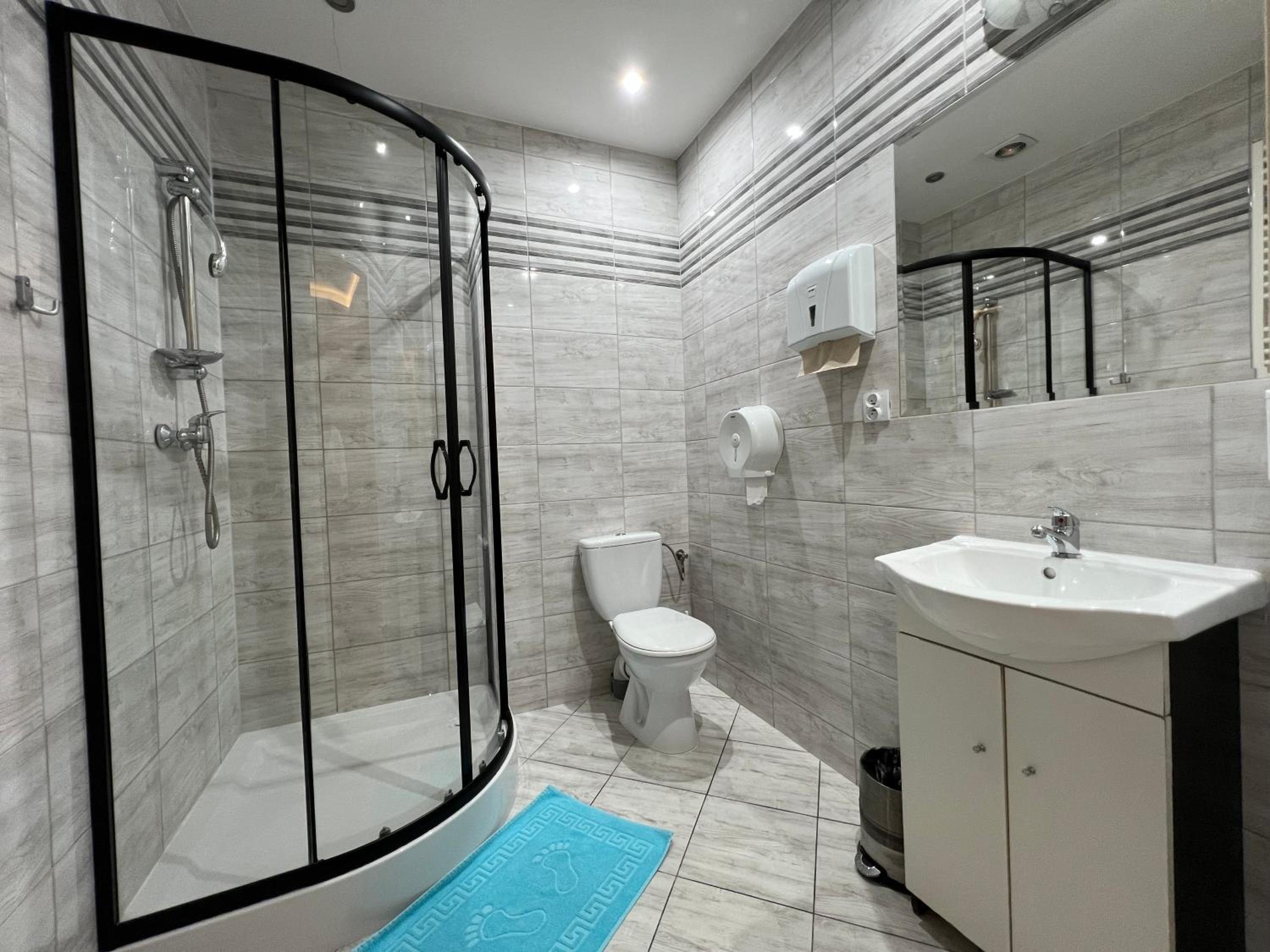Large Twin Room - Photo 1