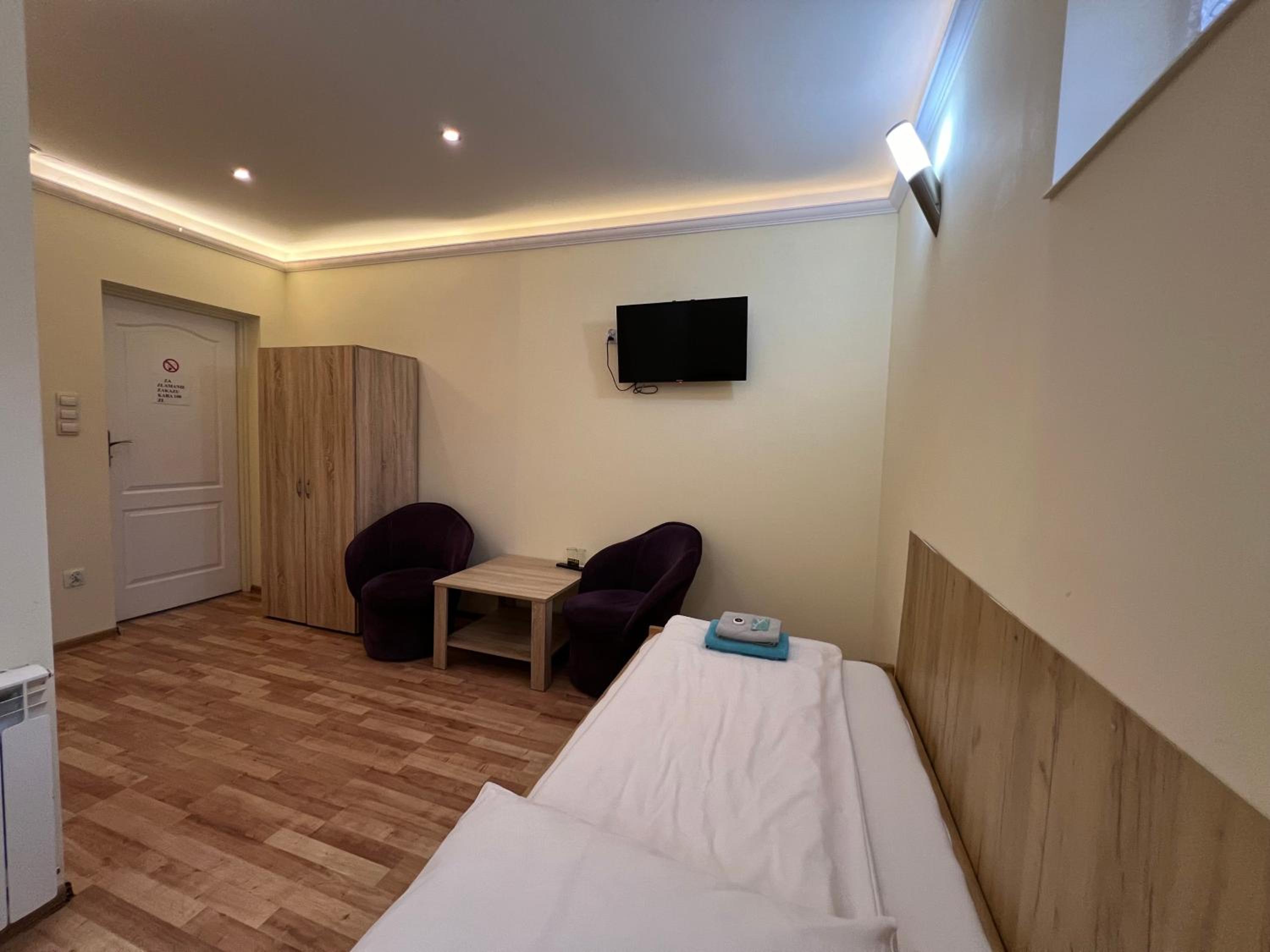 Large Twin Room - Photo 2