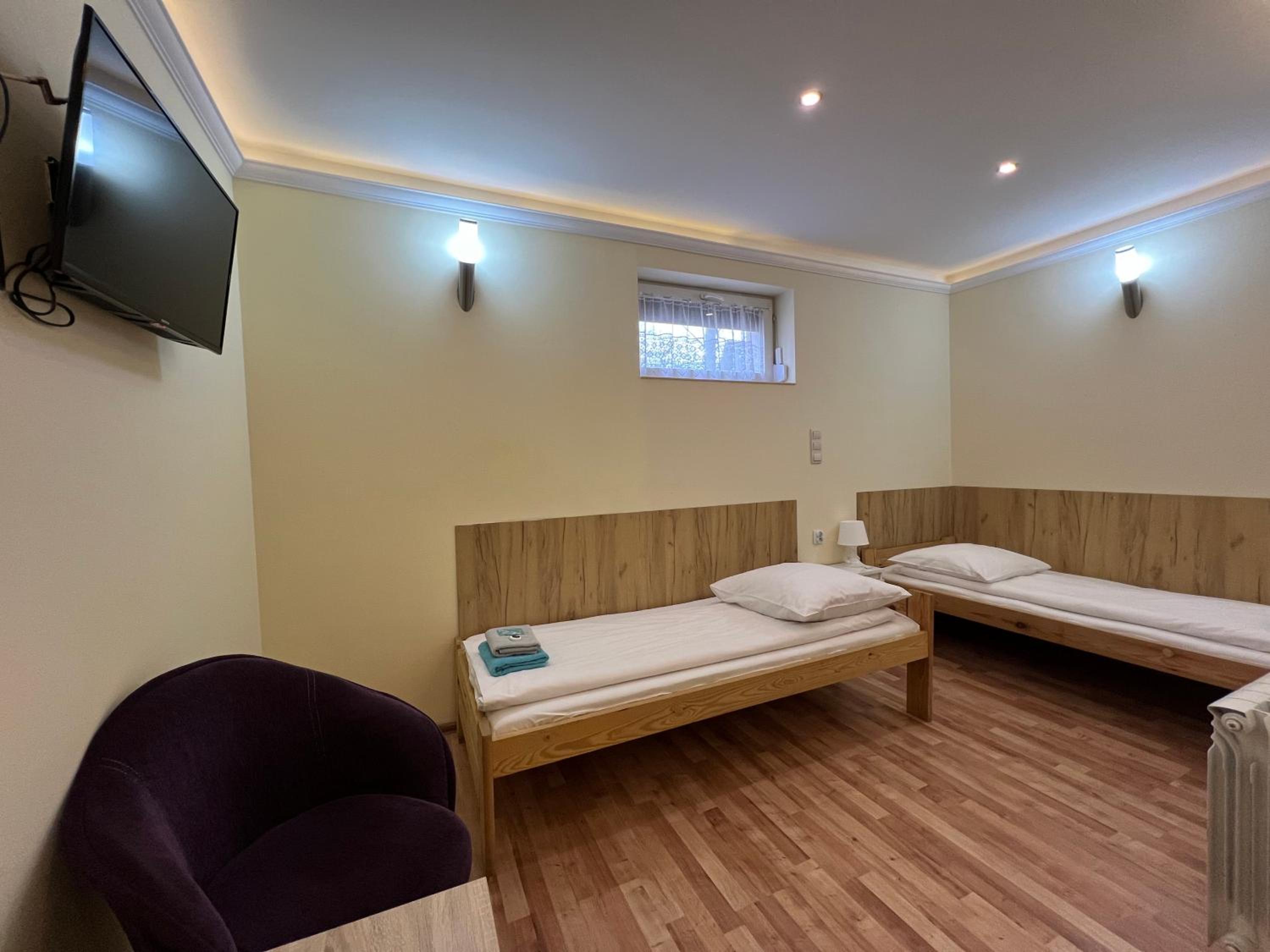 Large Twin Room - Photo 3