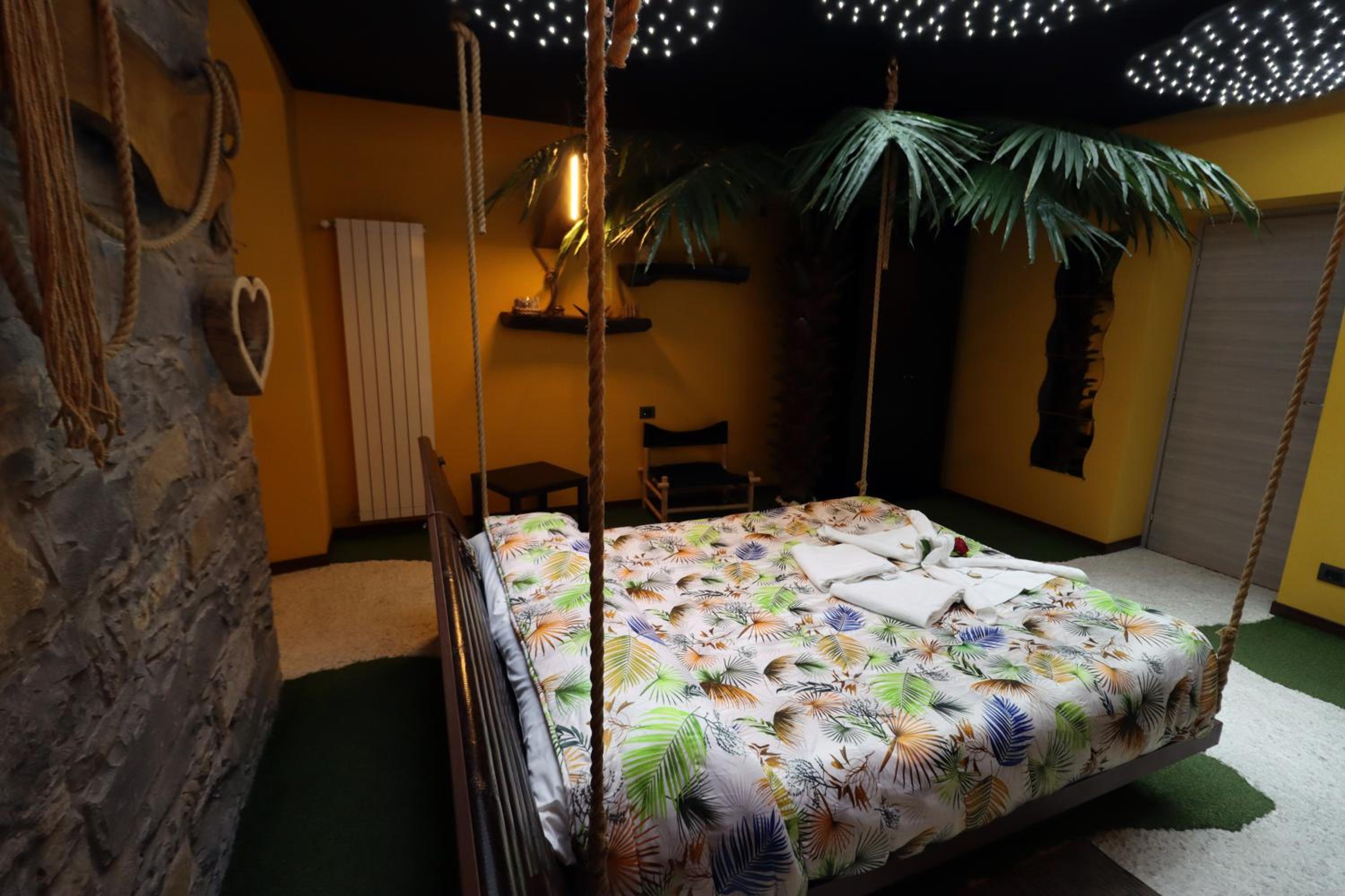 Double Room with Private Bathroom - Photo 30