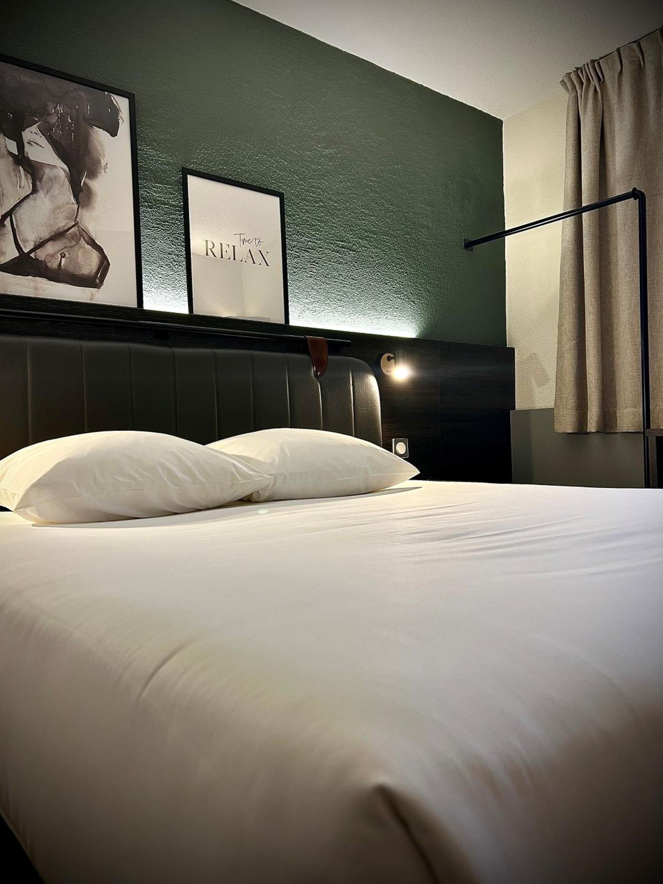 Standard Double Room with Queen Bed - Photo 4