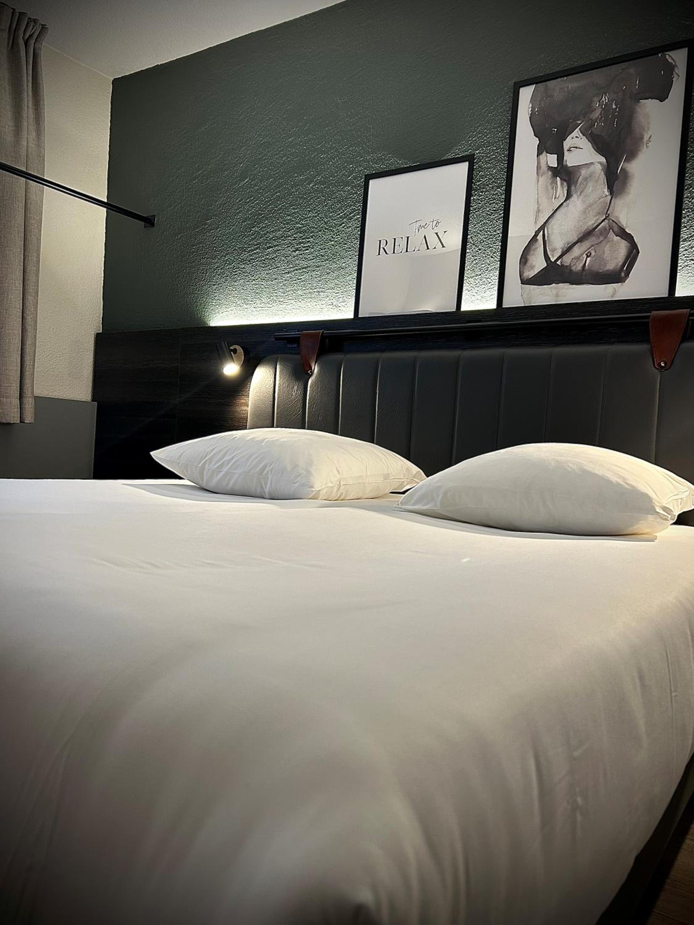 Standard Double Room with Queen Bed - Photo 6