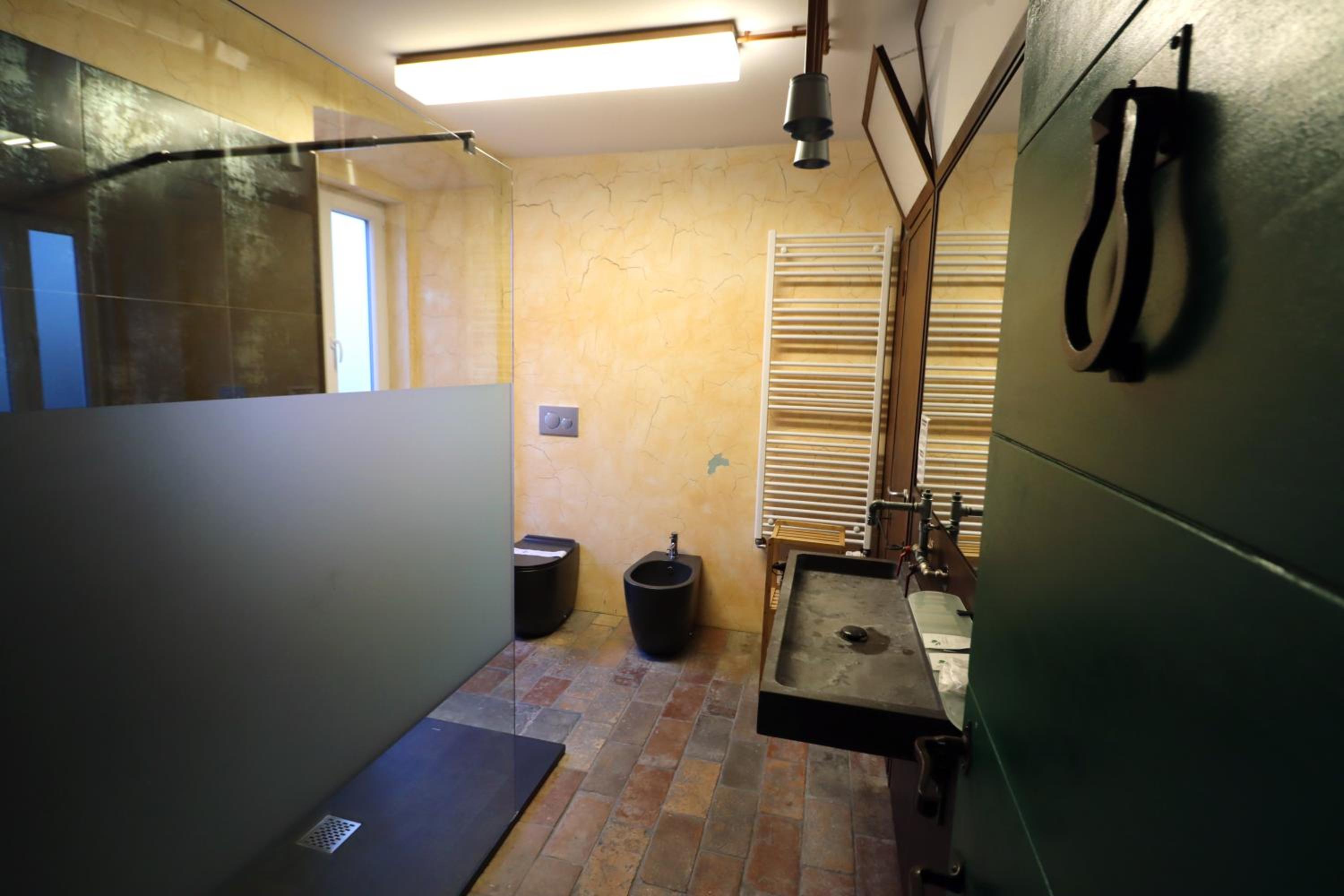 Double Room with Private Bathroom - Photo 37