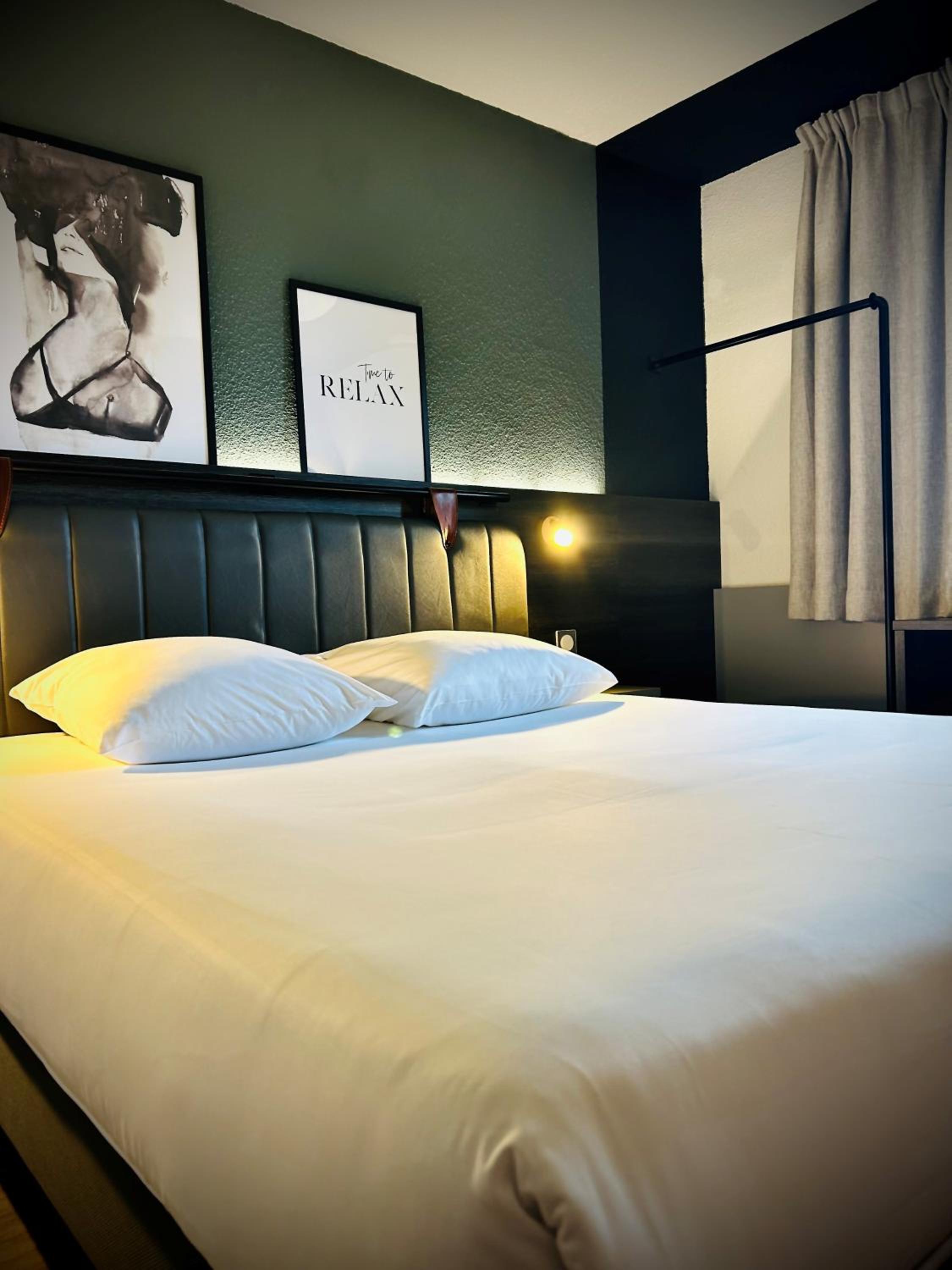Standard Double Room with Queen Bed - Photo 10