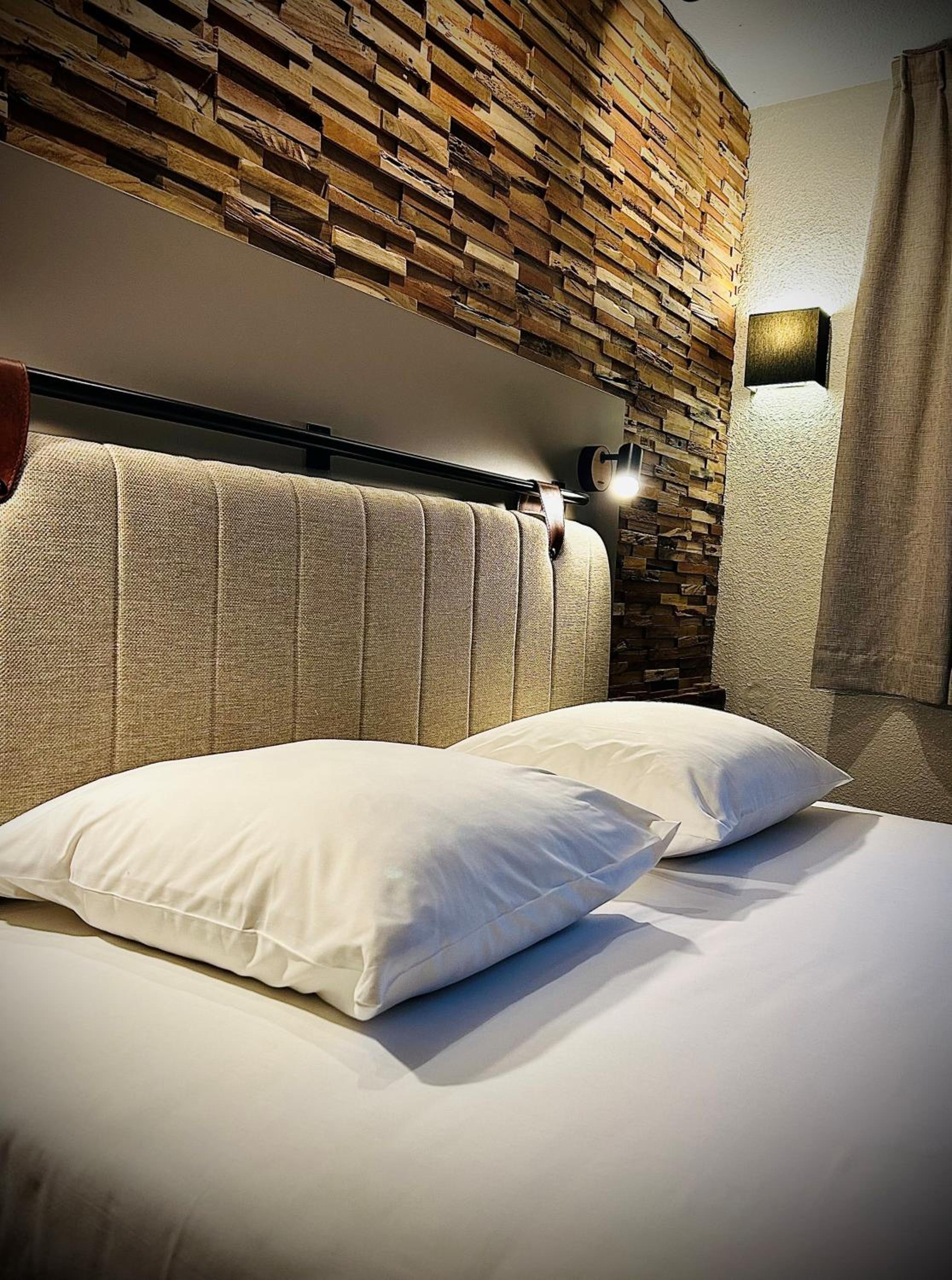 Standard Double Room with Queen Bed - Photo 11