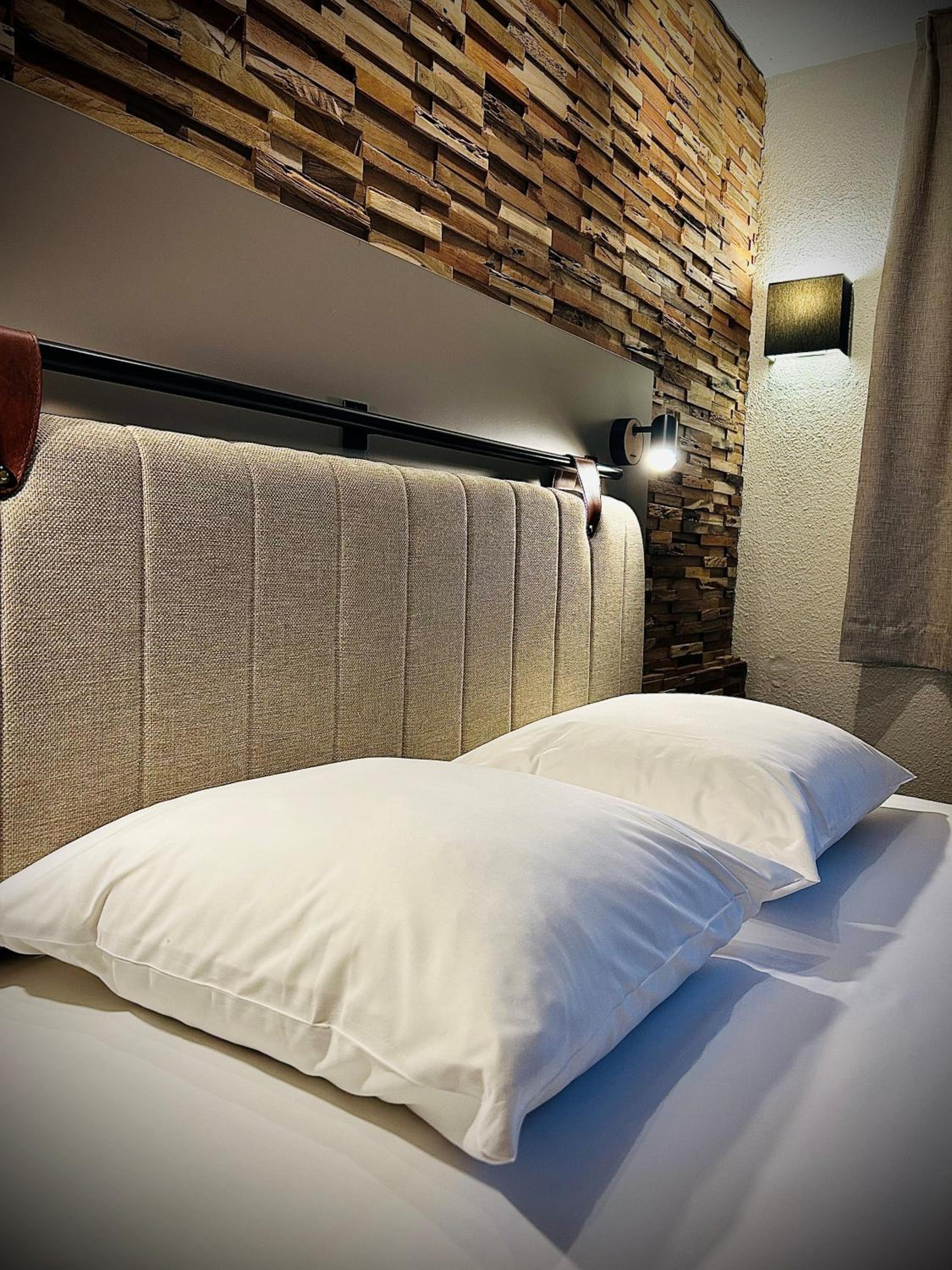 Standard Double Room with Queen Bed - Photo 12