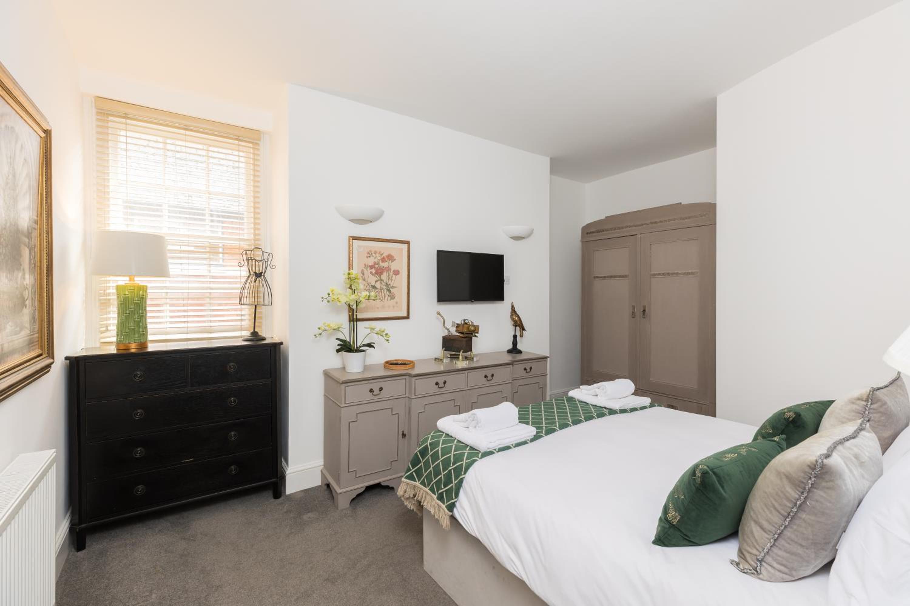 Two-Bedroom Apartment with Balcony photo 3
