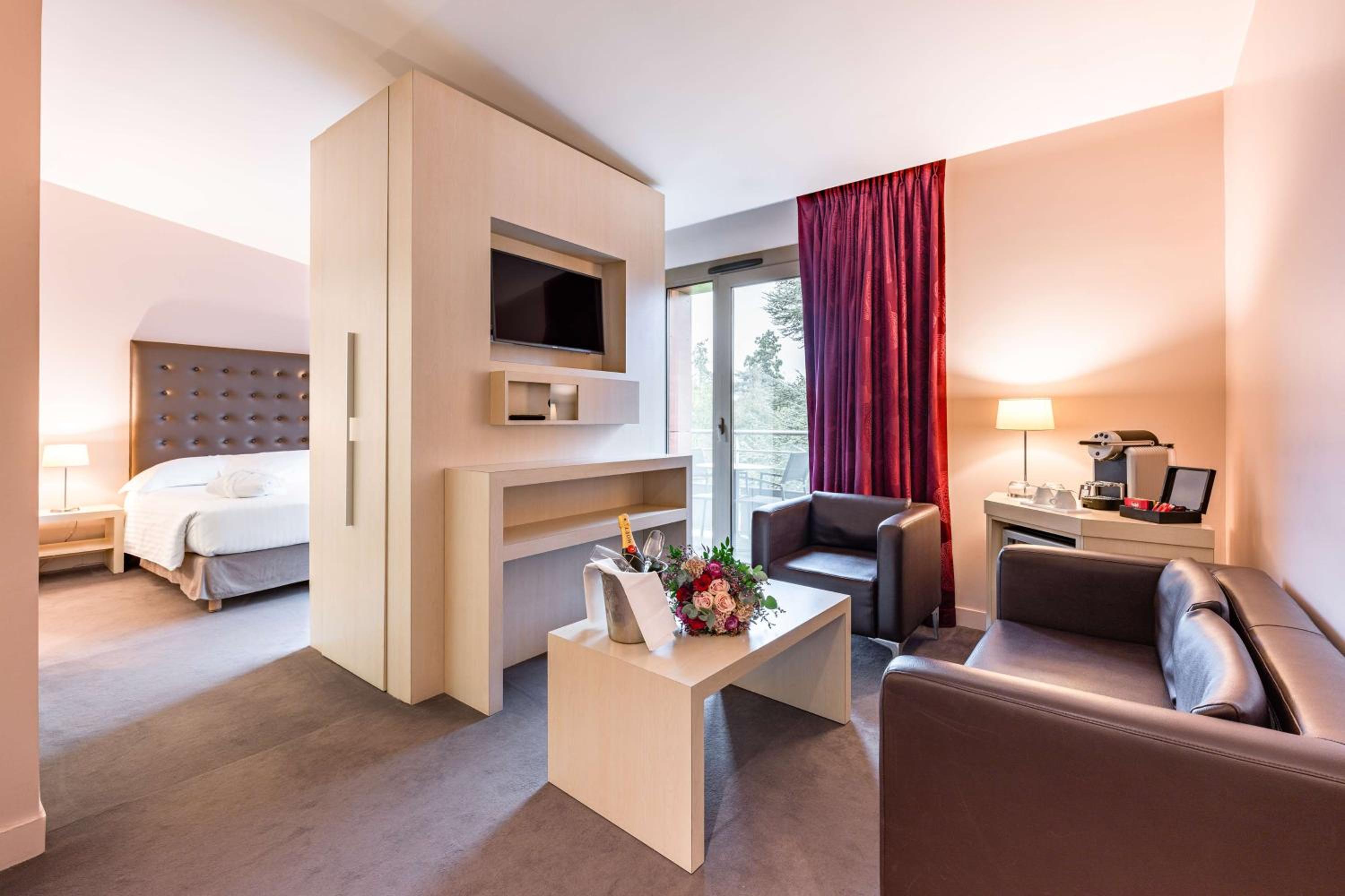 Suite - Photo 1