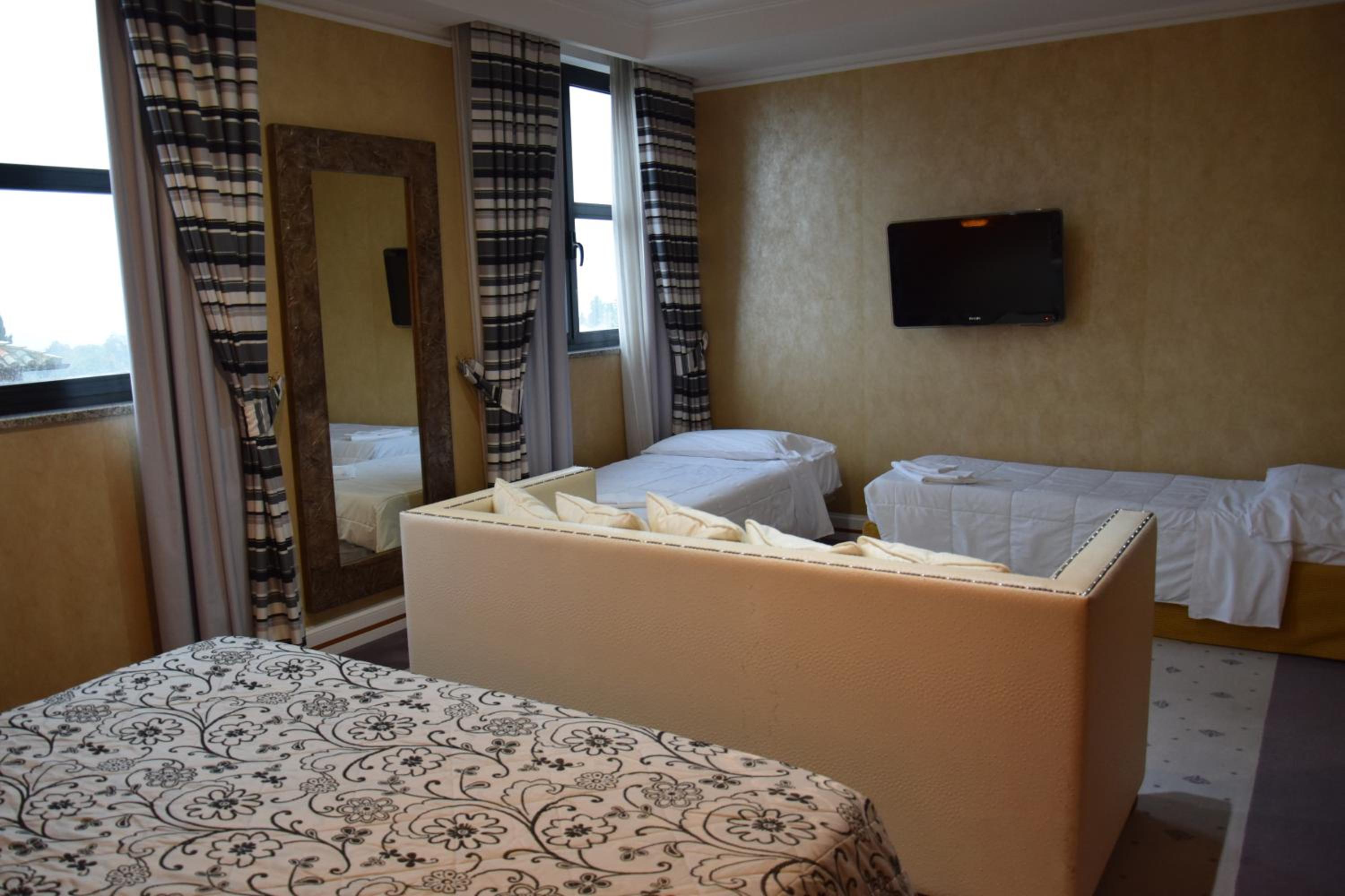 Superior Quadruple Room - Photo 4