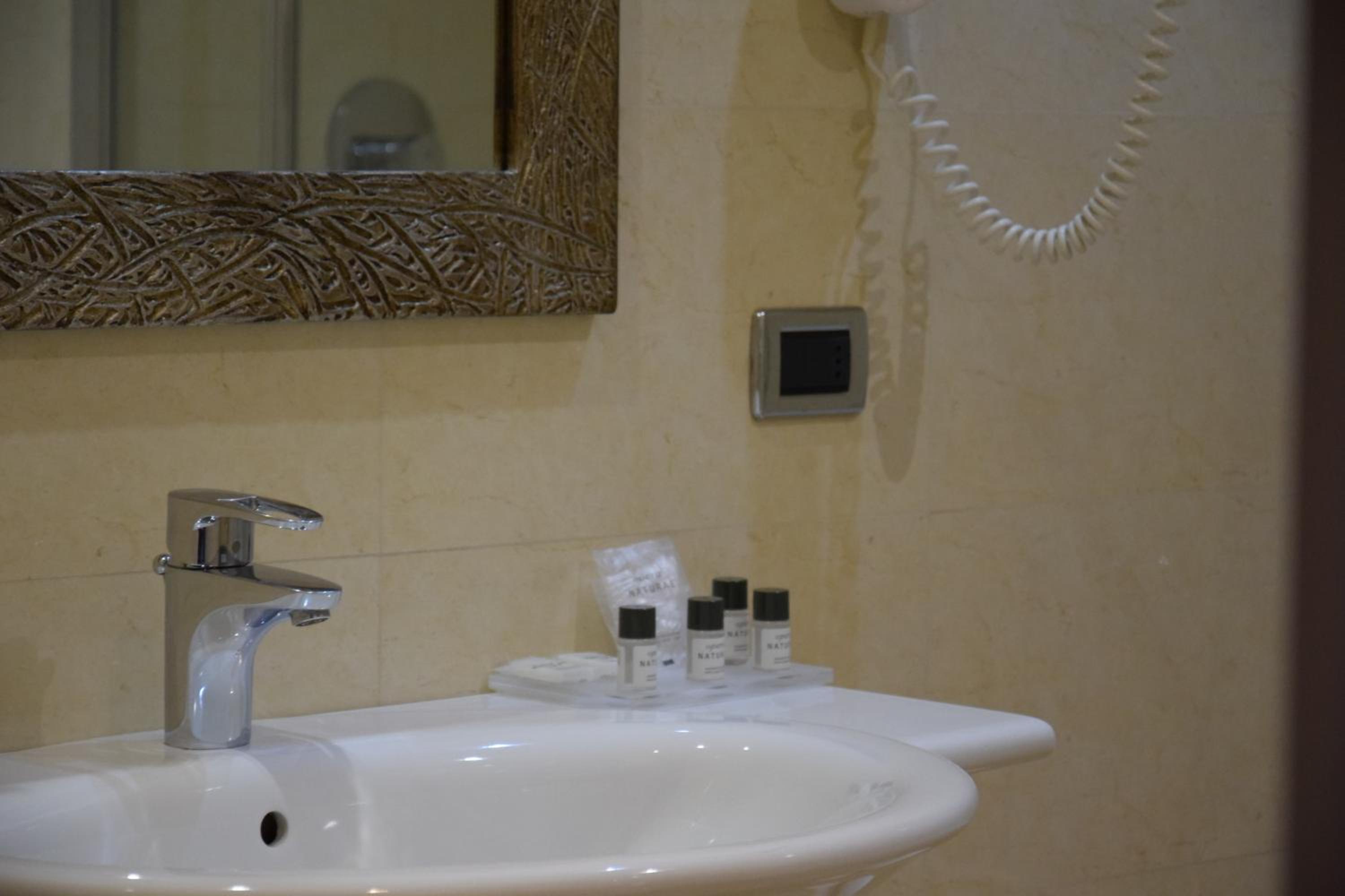 Superior Quadruple Room - Photo 8
