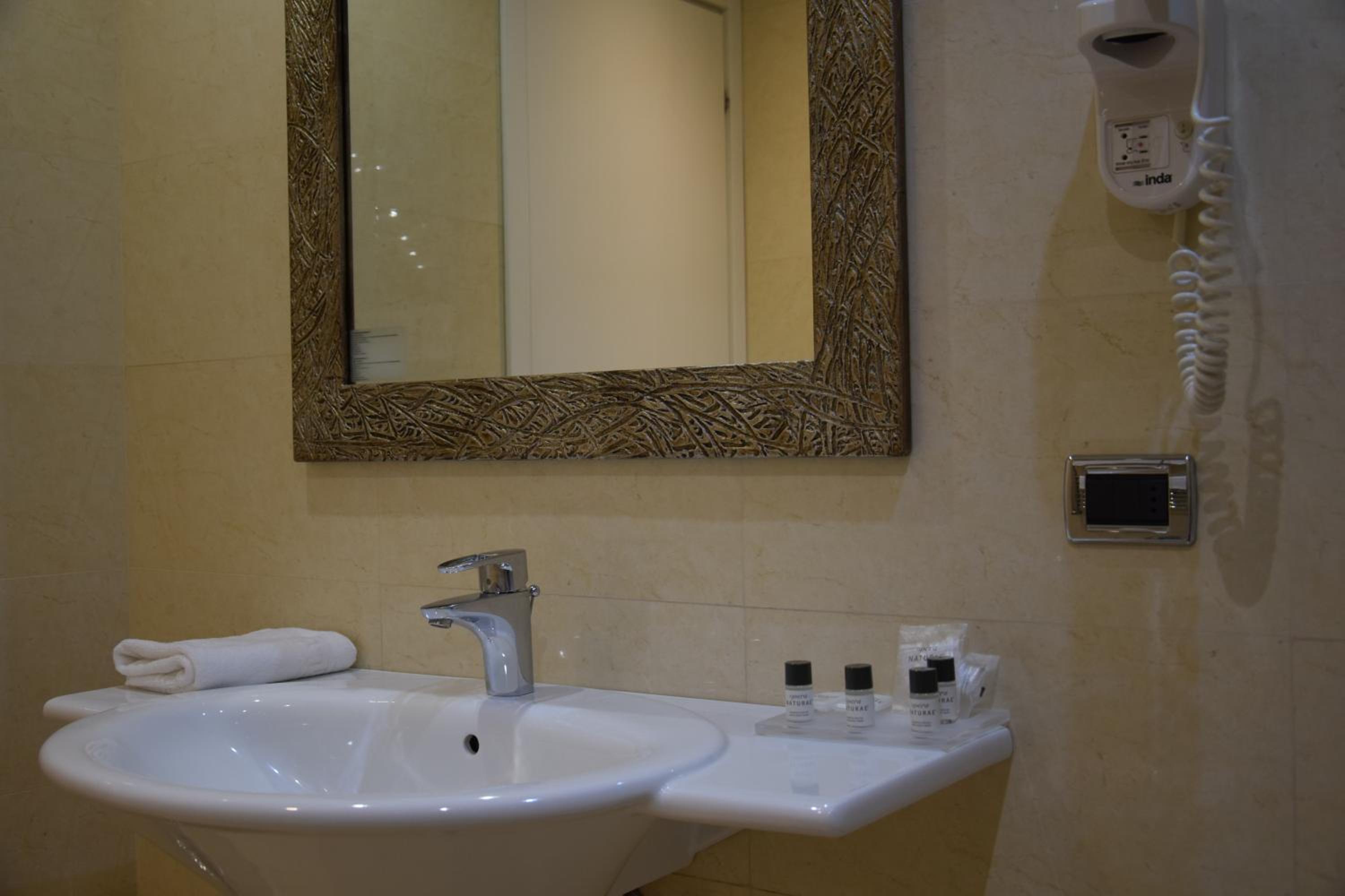 Superior Quadruple Room - Photo 5
