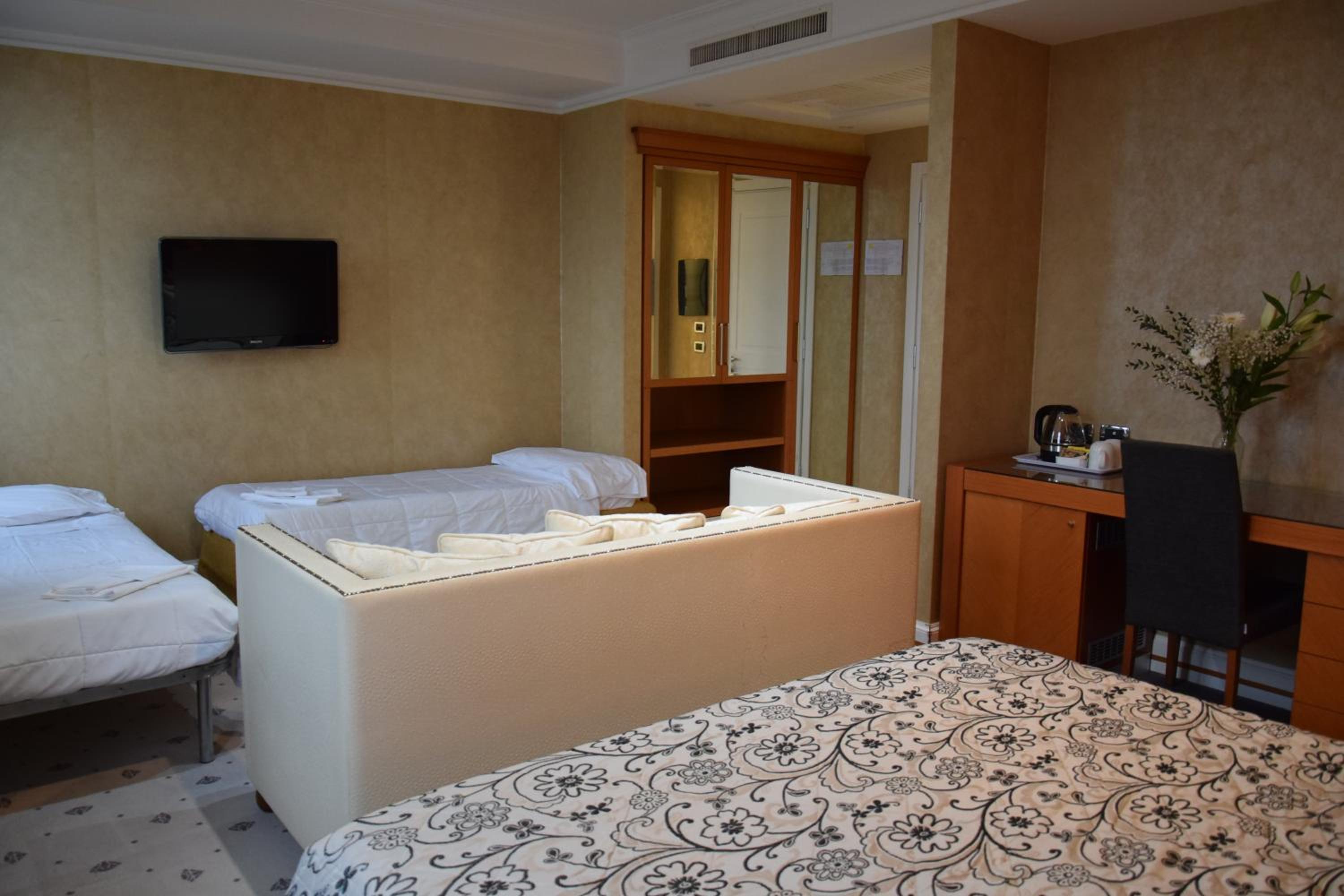Superior Quadruple Room - Photo 11