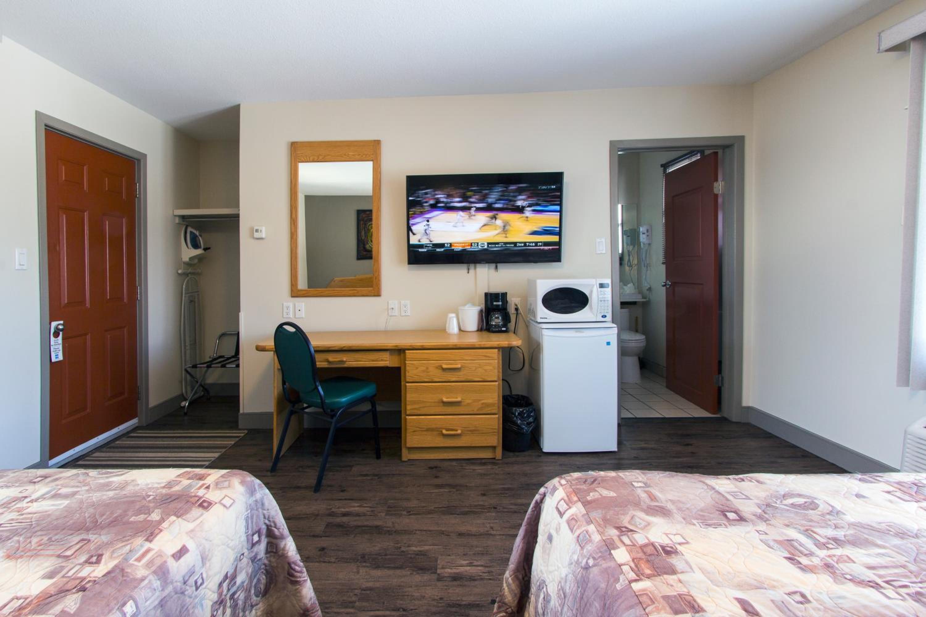 Standard Queen Room with Two Queen Beds photo 3