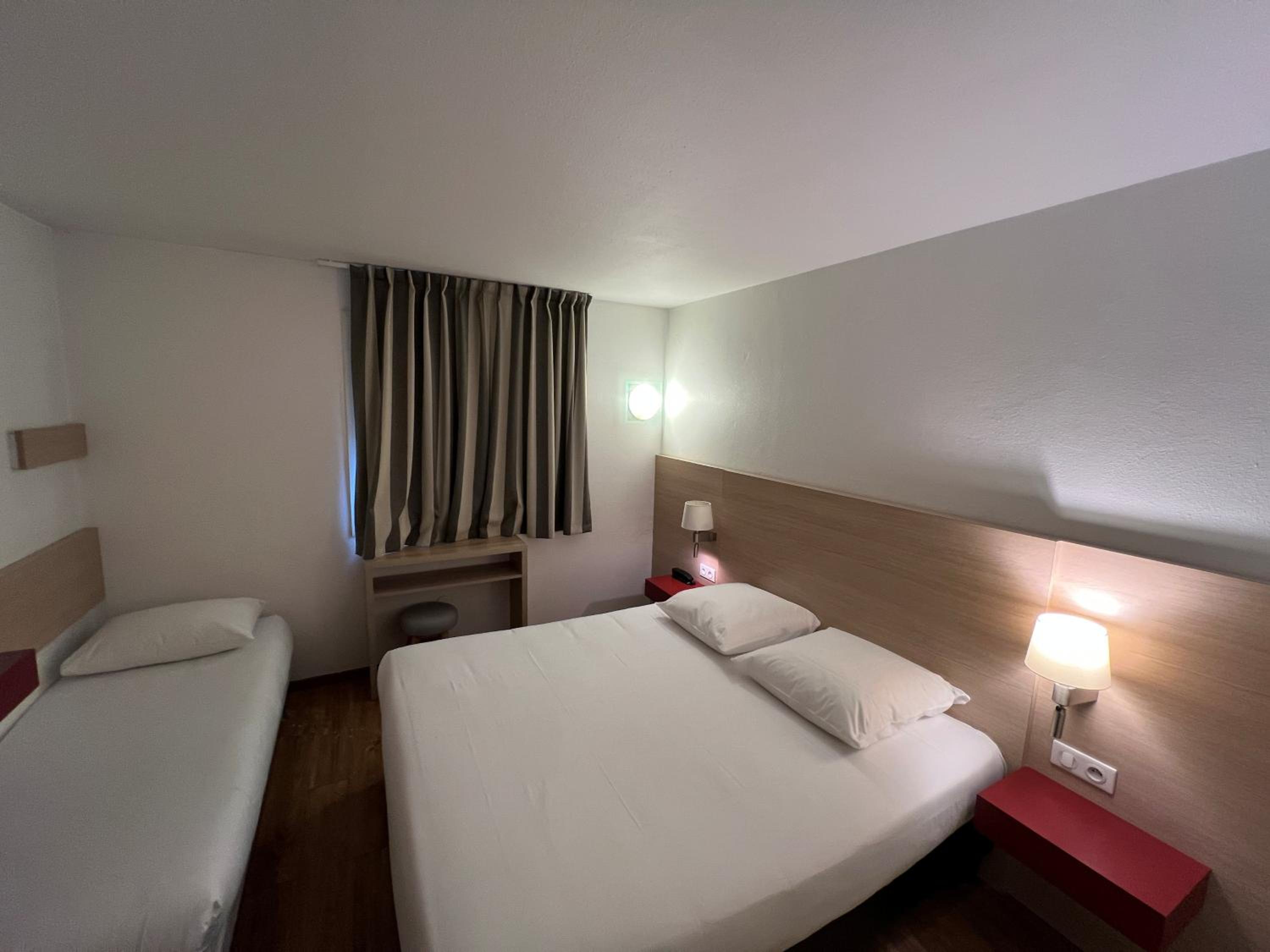 Standard Triple Room with One Double and One Single Bed photo 3