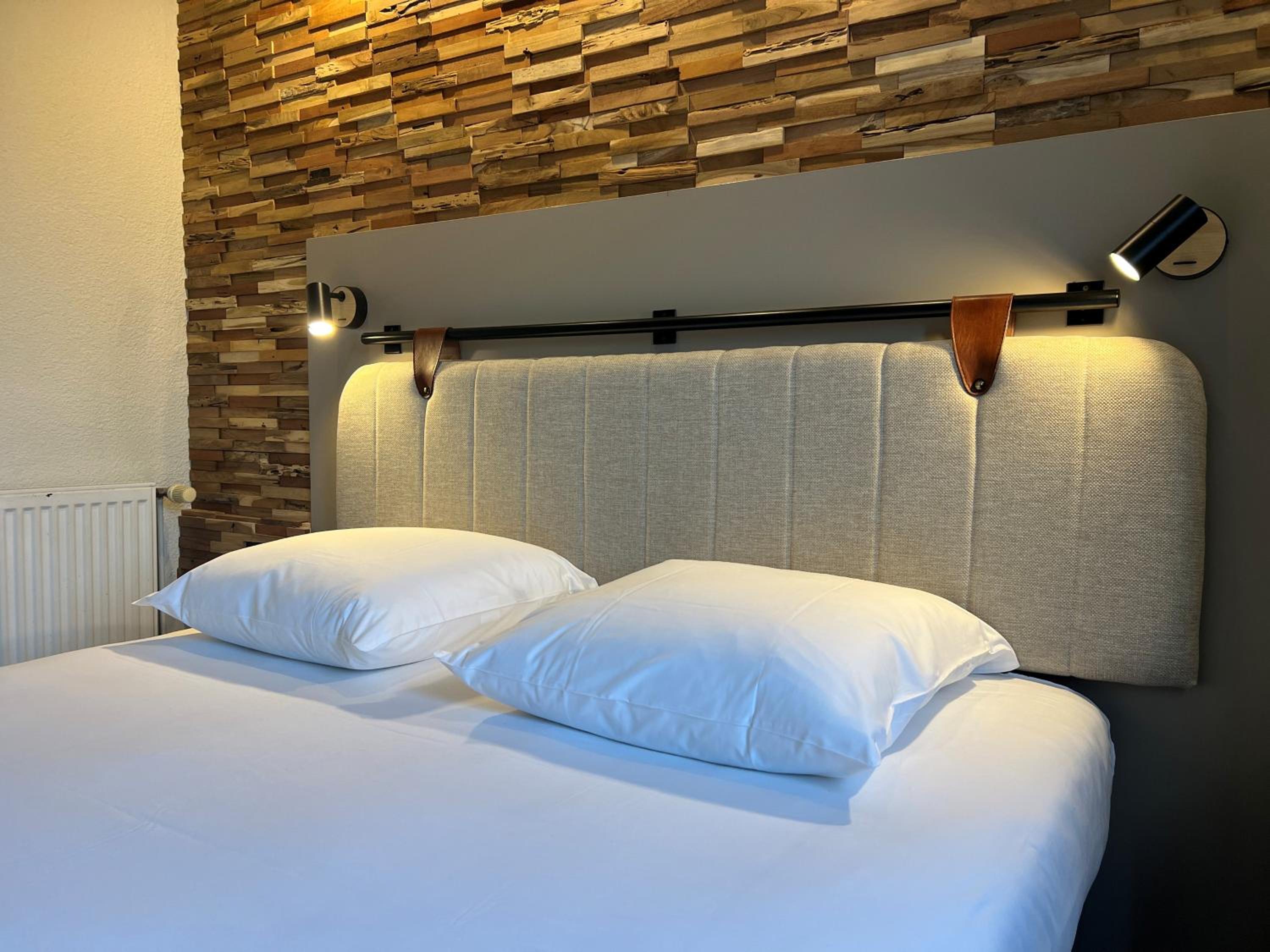 Standard Double Room with Queen Bed - Photo 15