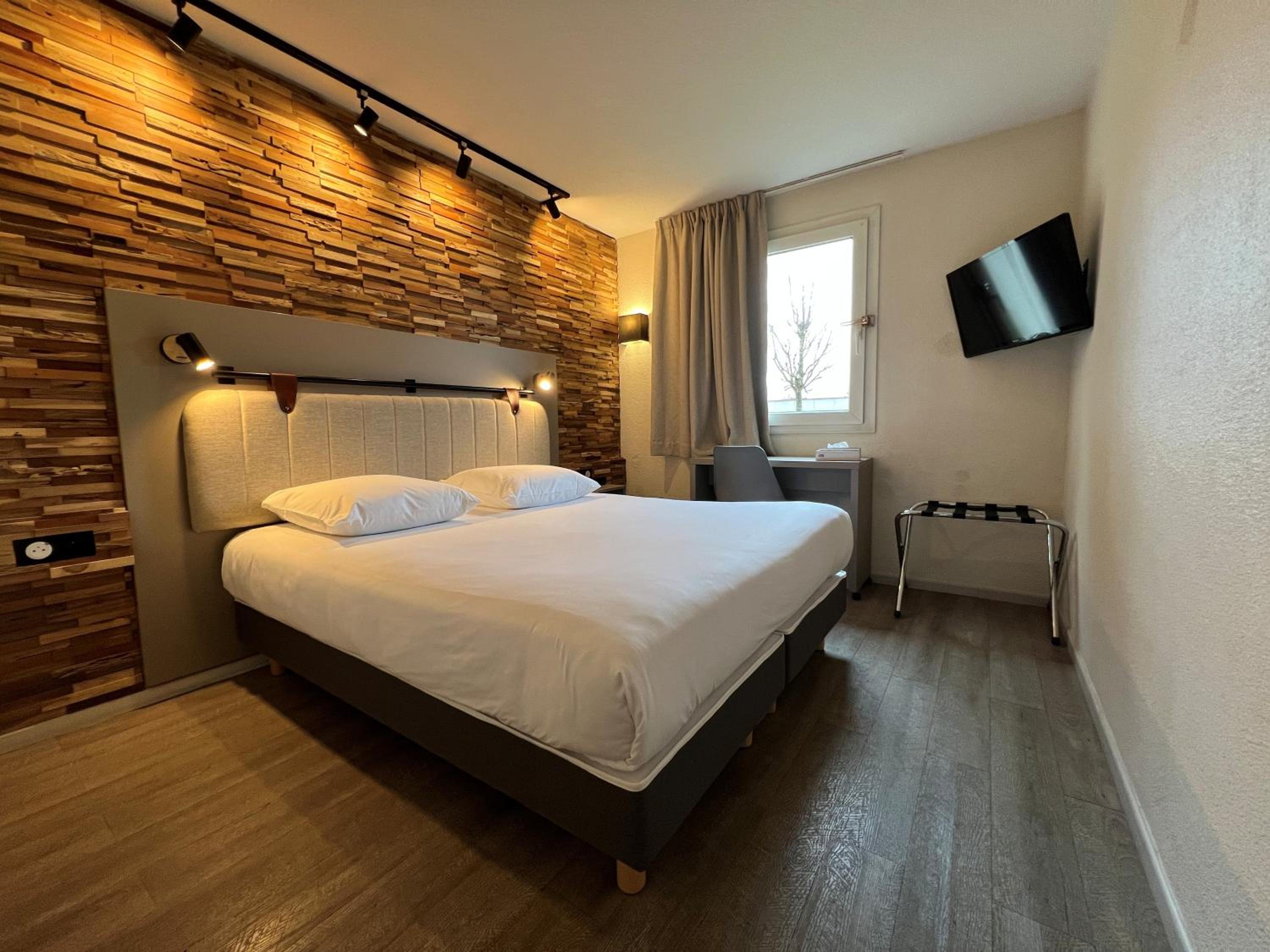 Standard Double Room with Queen Bed - Photo 13