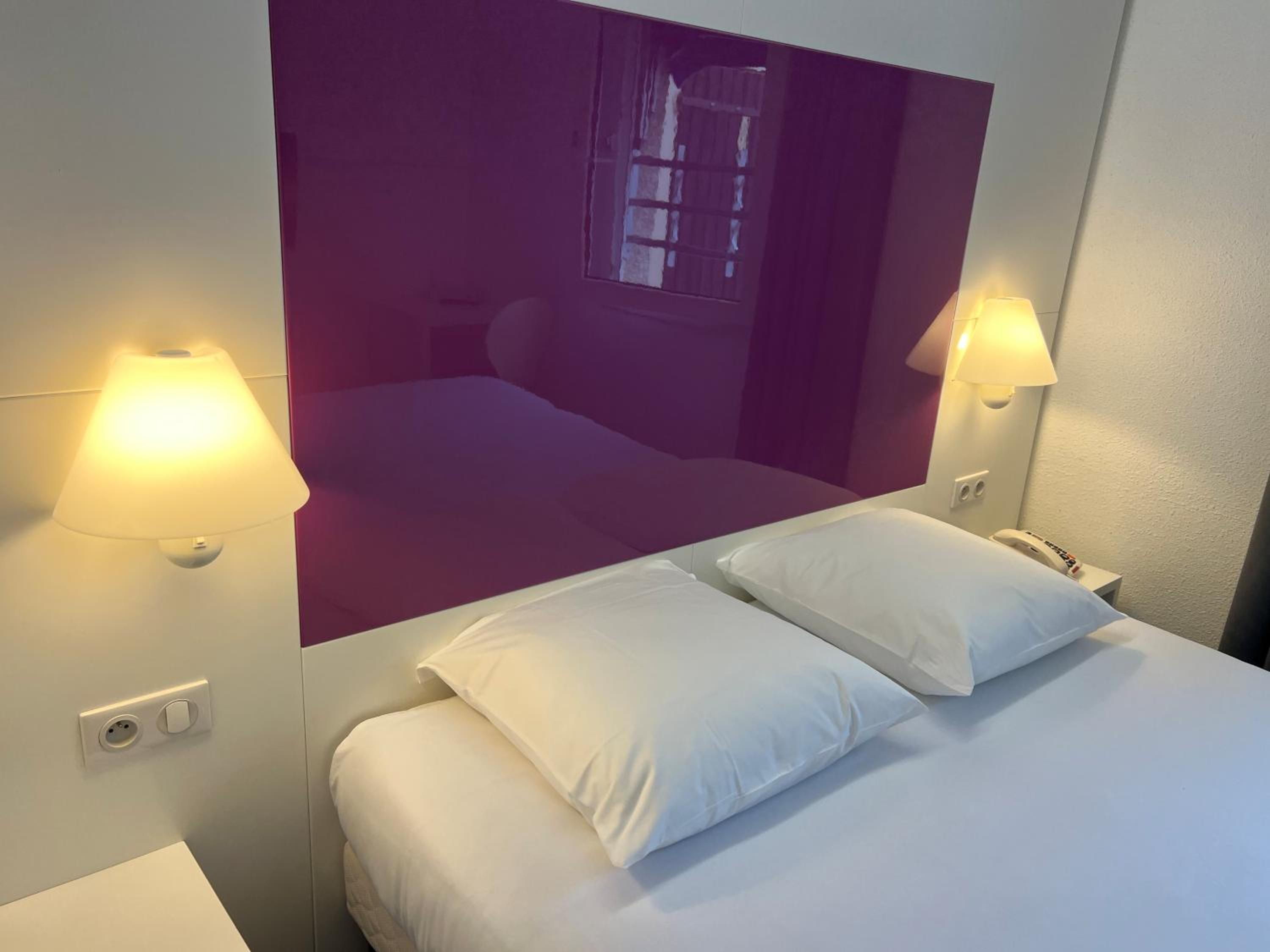 Queen Room - Accessible photo 2