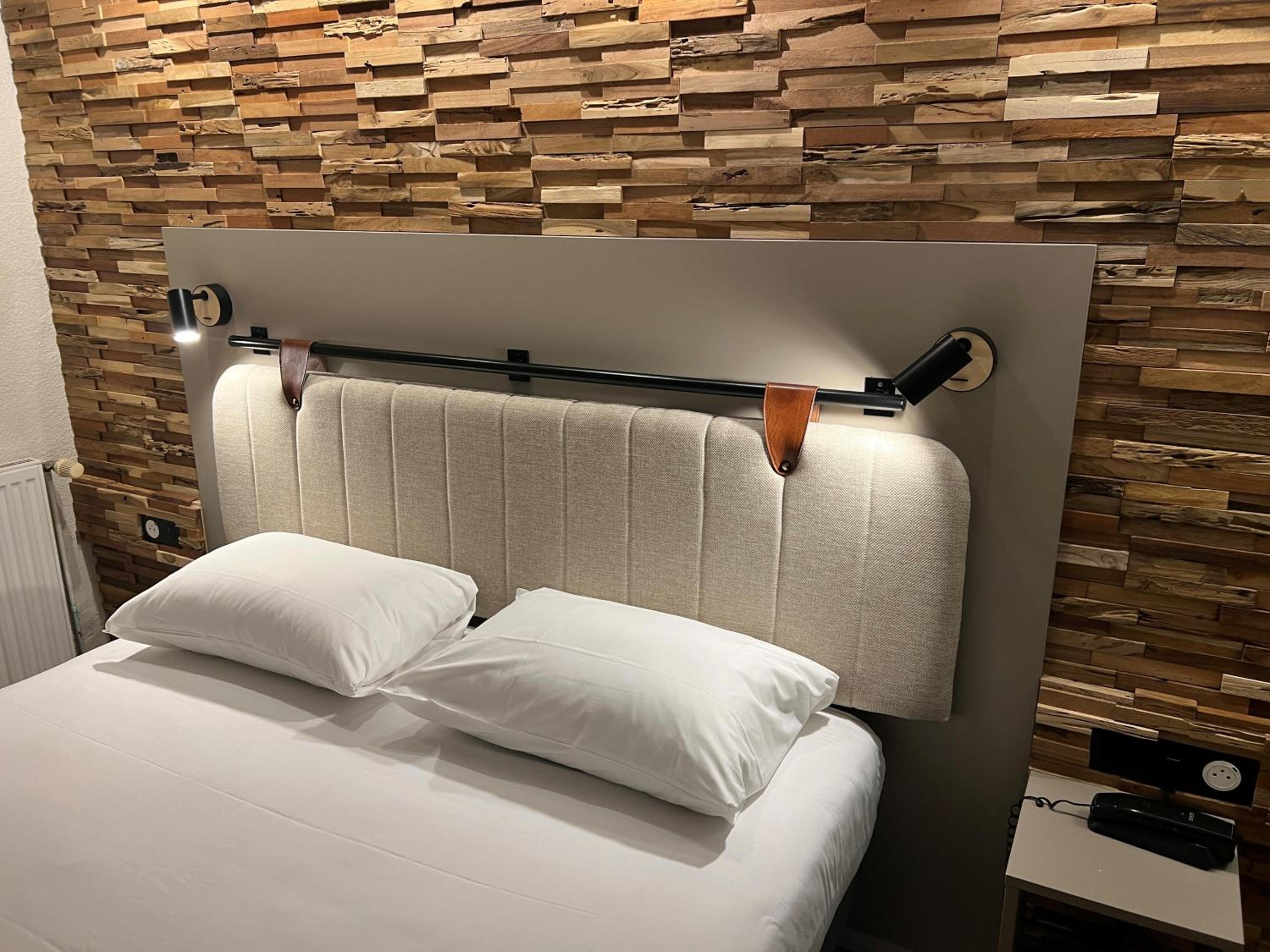 Standard Double Room with Queen Bed - Photo 16