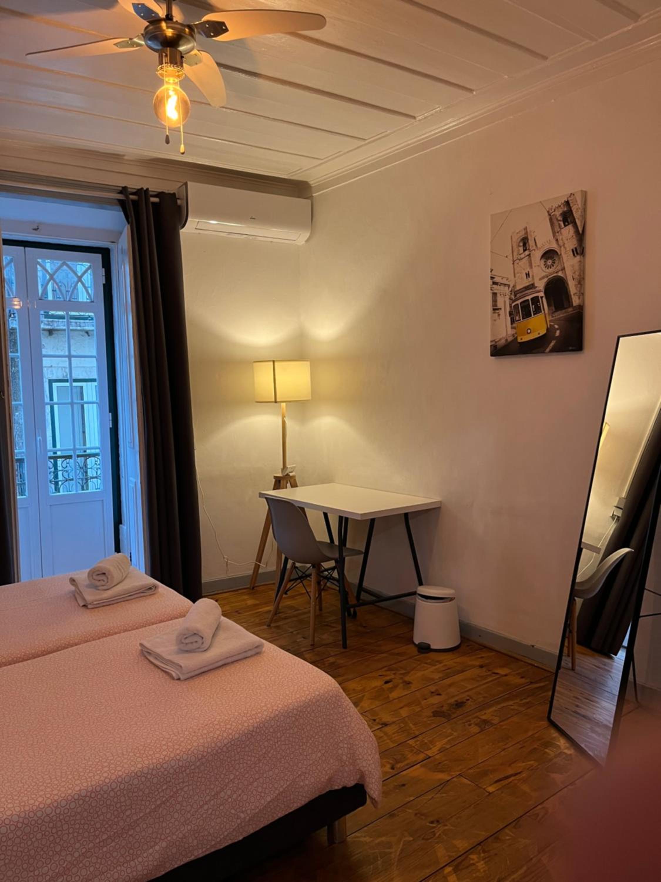Twin Room with Balcony - Photo 3