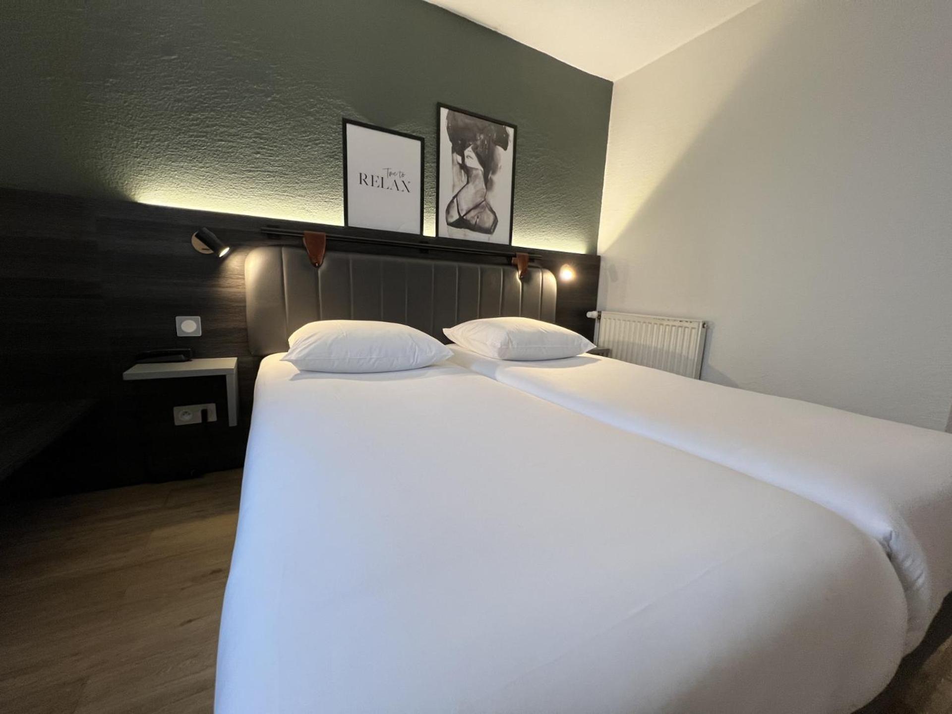 Standard Twin Room - Photo 3