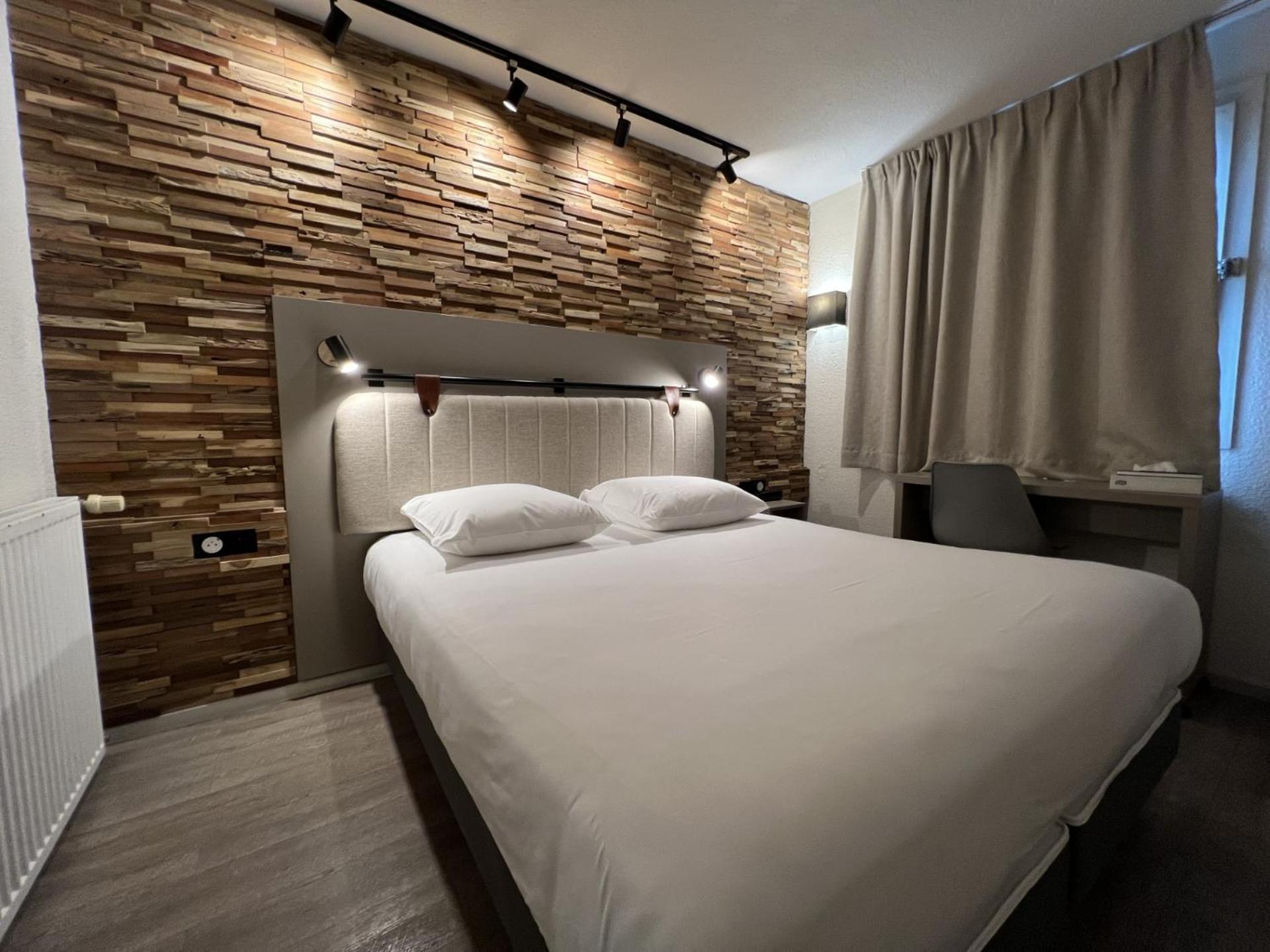 Standard Double Room with Queen Bed - Photo 17