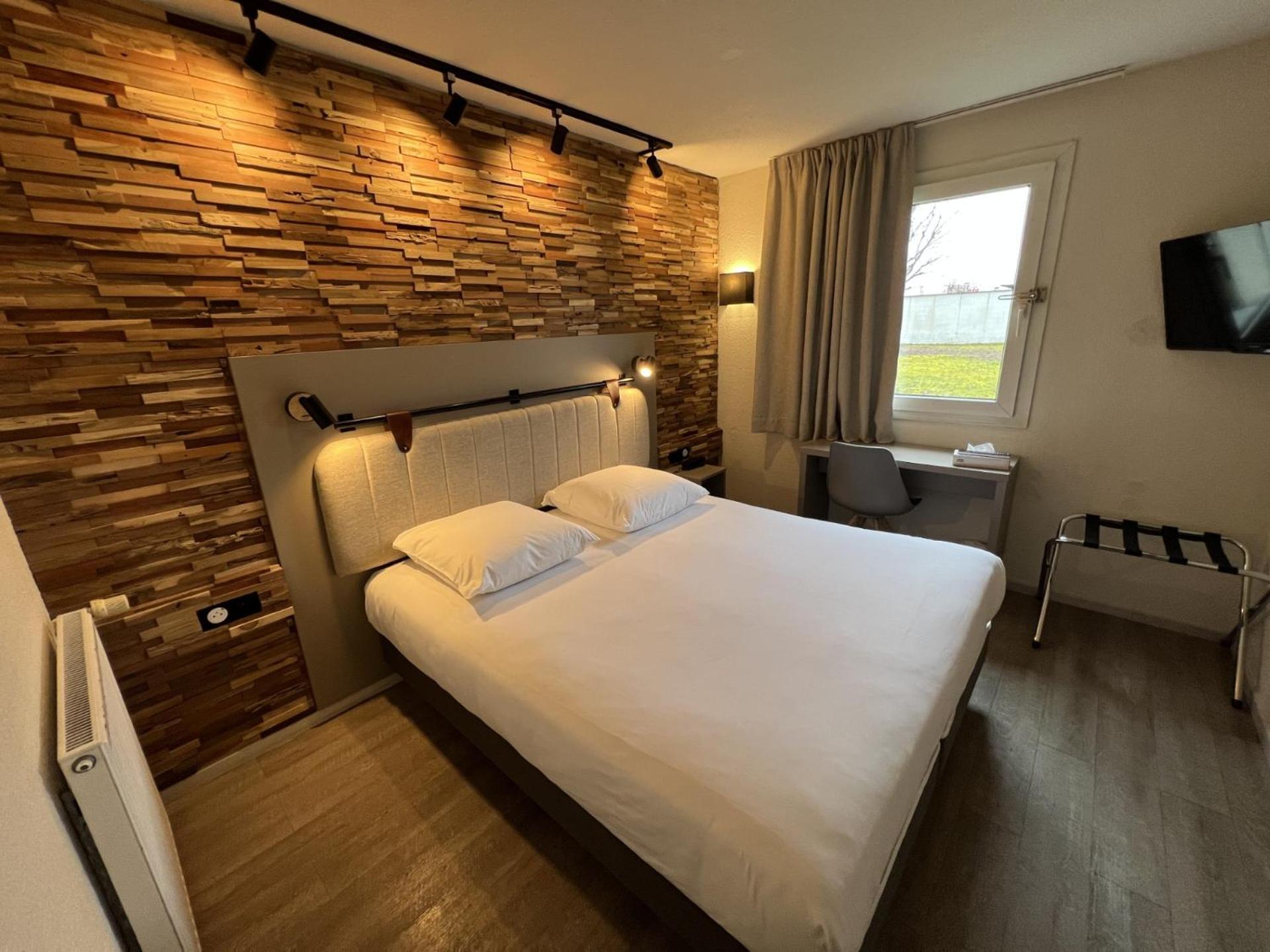Standard Double Room with Queen Bed - Photo 18