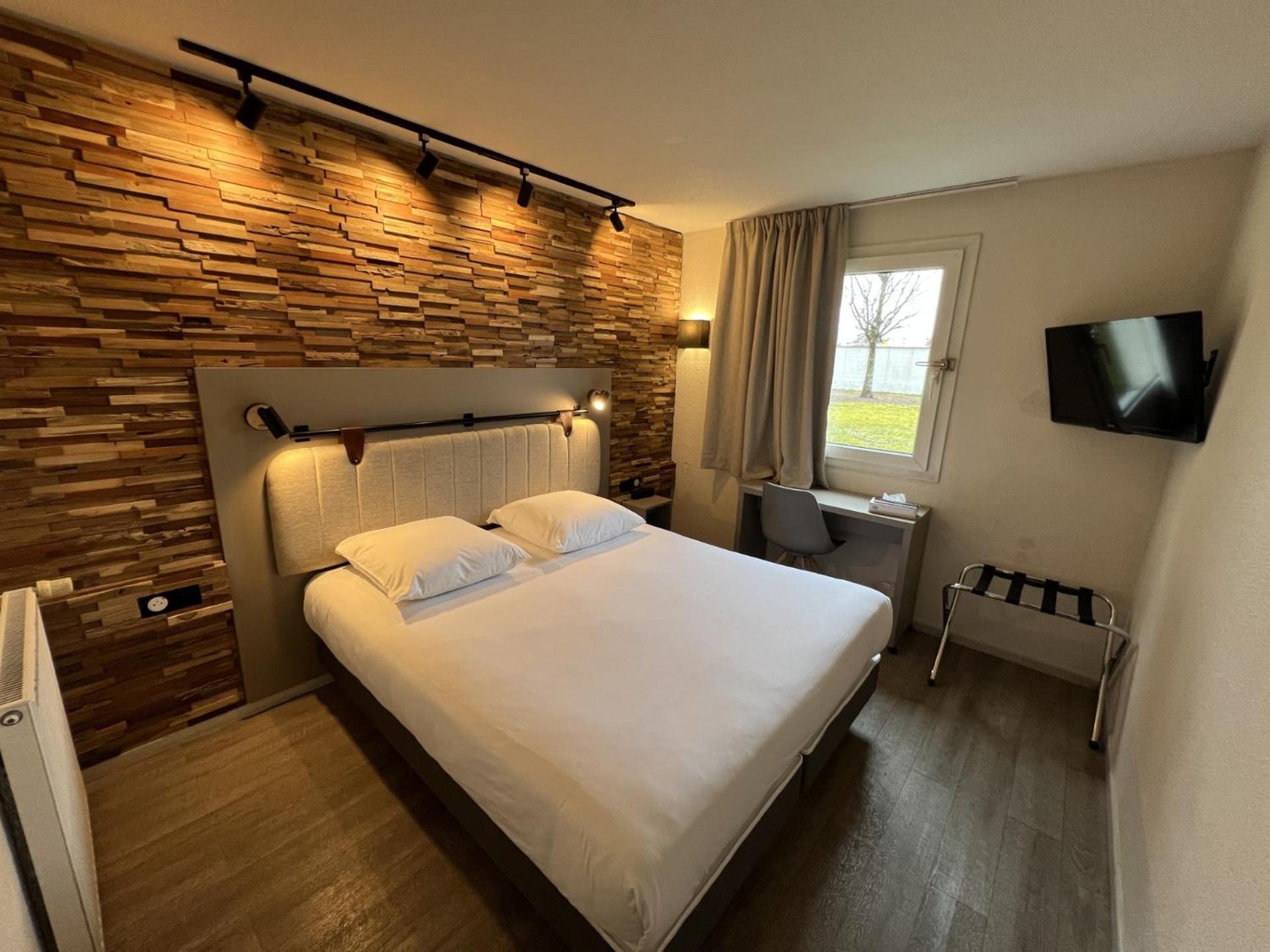 Standard Double Room with Queen Bed - Photo 14