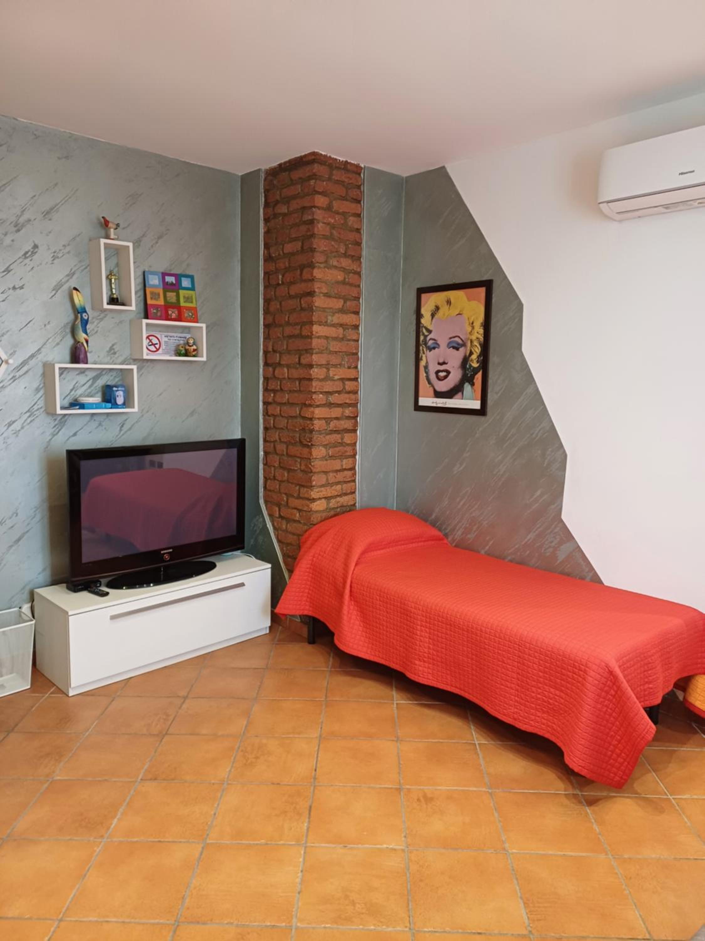 One-Bedroom Apartment - Photo 43