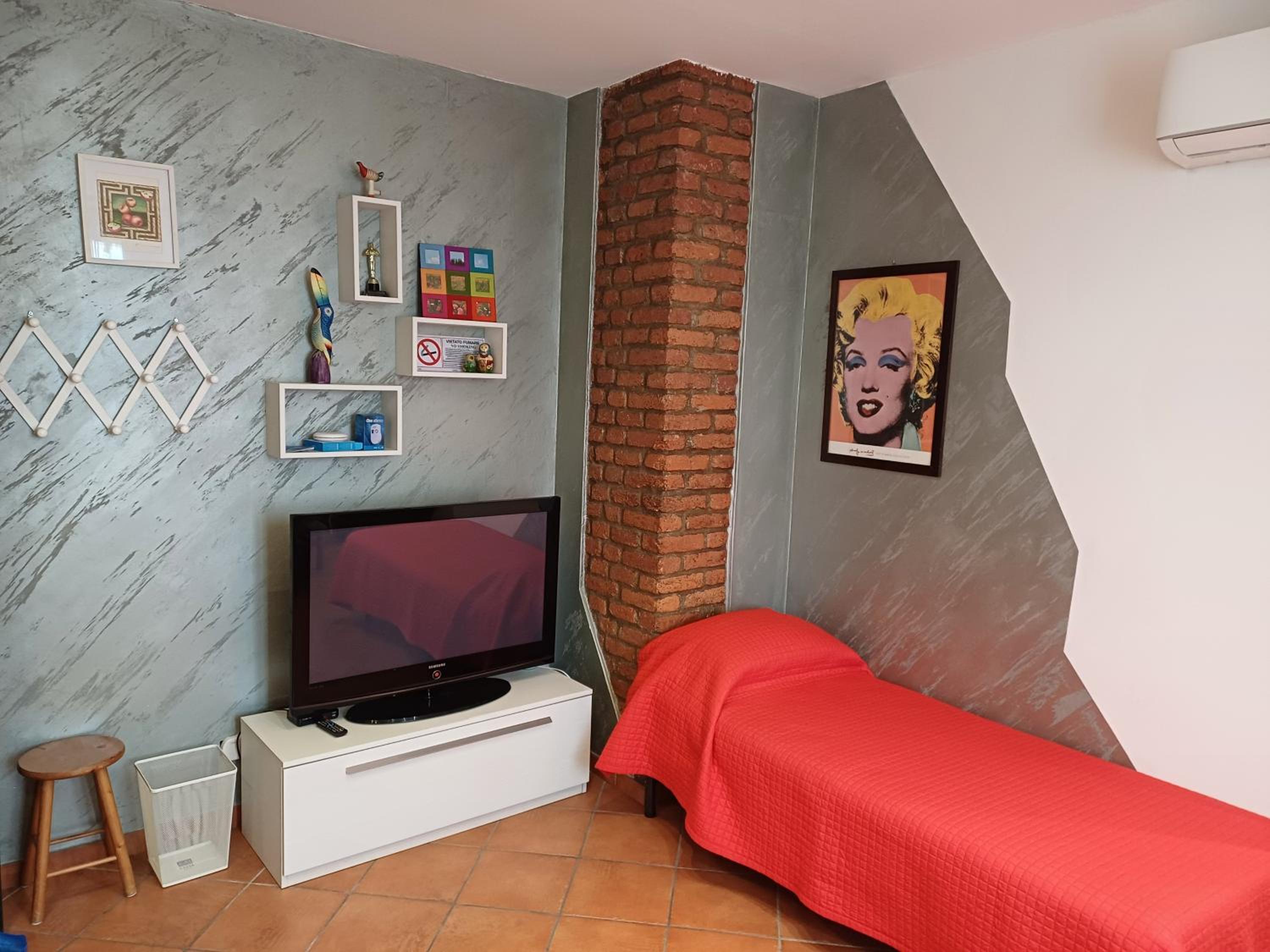 One-Bedroom Apartment - Photo 5