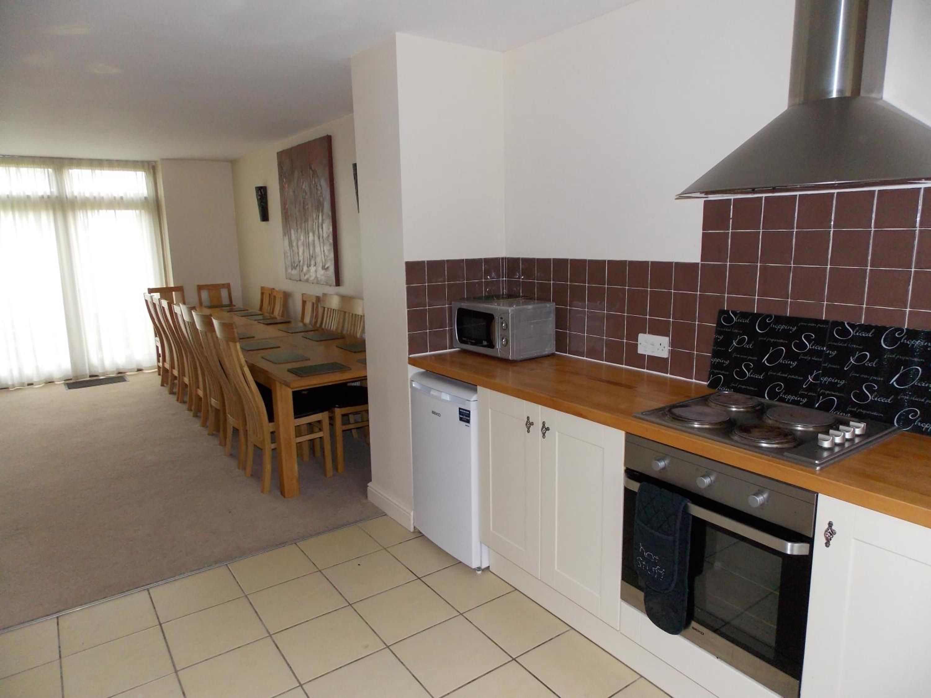 Seven-Bedroom House - Photo 2