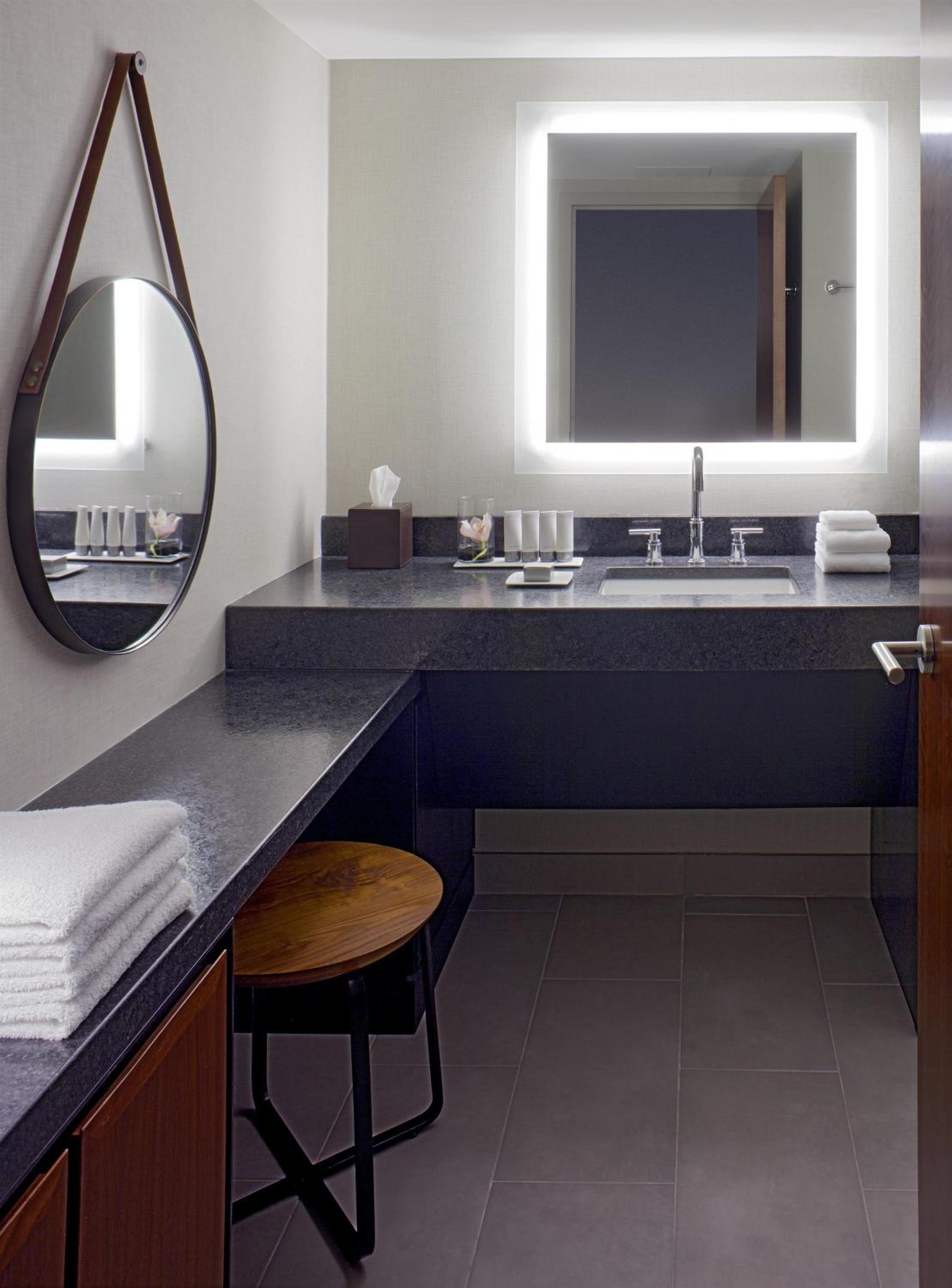 King Room with Accessible Shower - Disability Access - Photo 4
