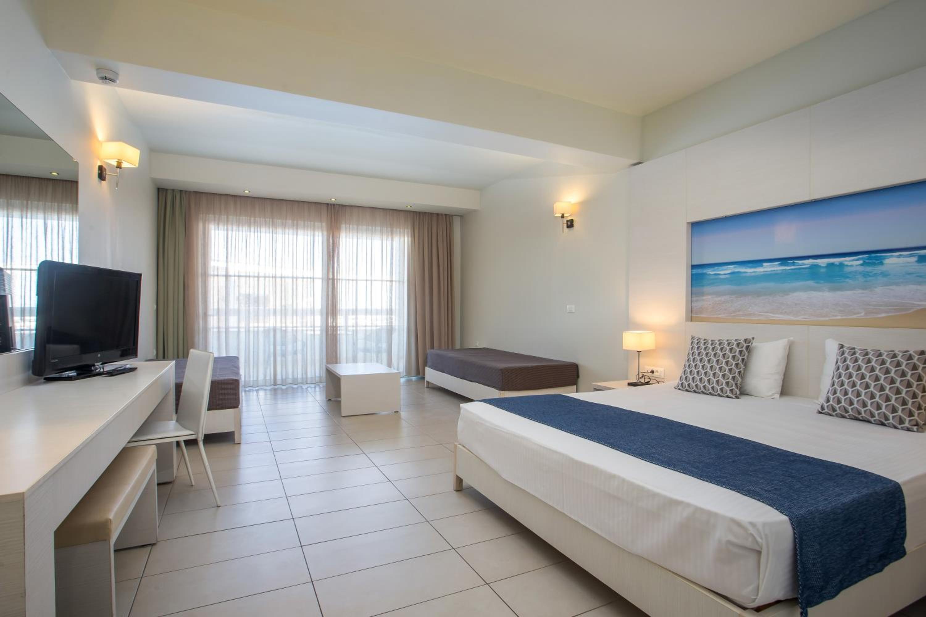 Junior Suite with Pool View photo 2