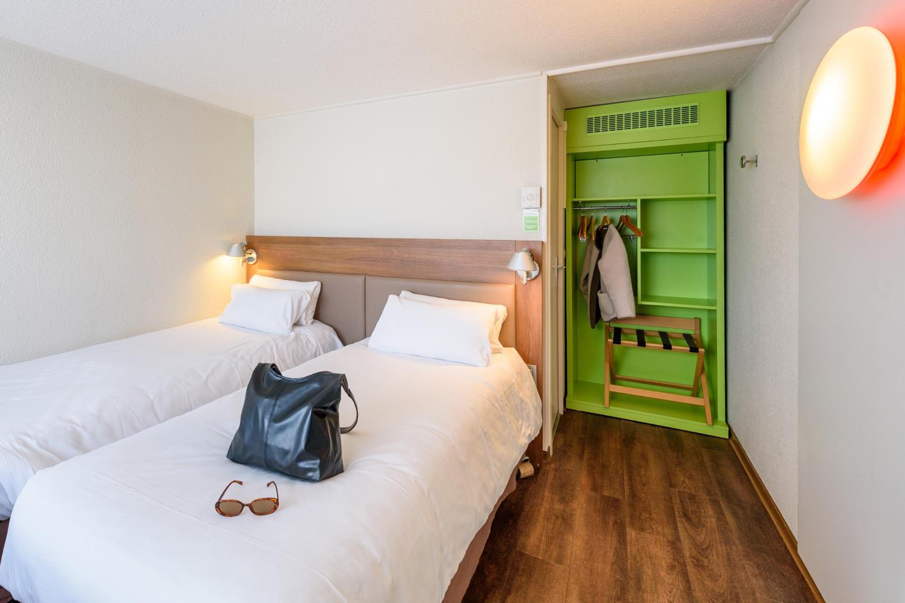 Standard Twin Room with One Single Bed - Up to Ten Years photo 2