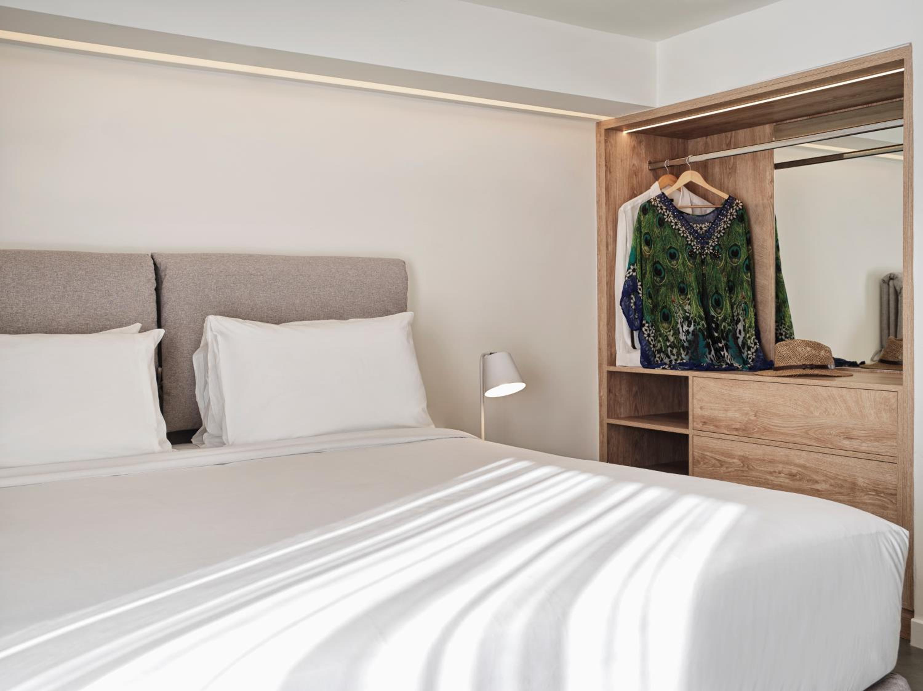 Deluxe Double Room with Side Sea View photo 3